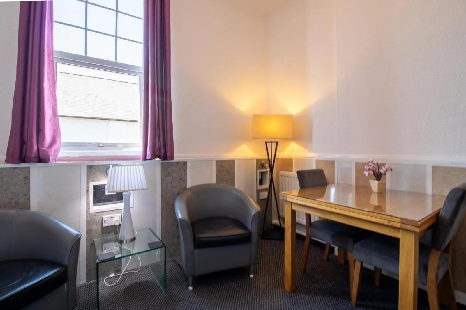 Dining area in OYO The Bentleys Hotel