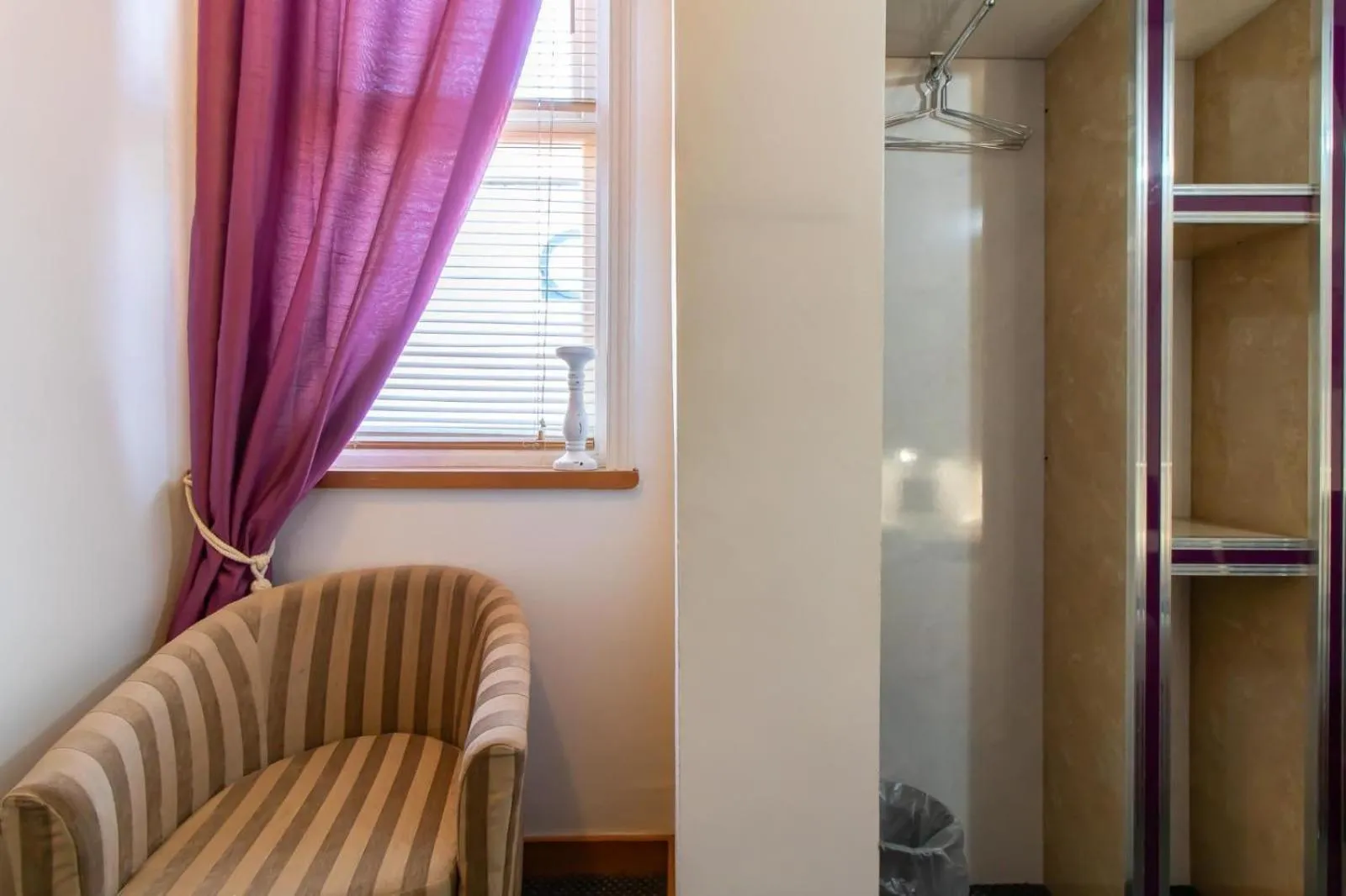 Seating area in OYO The Bentleys Hotel