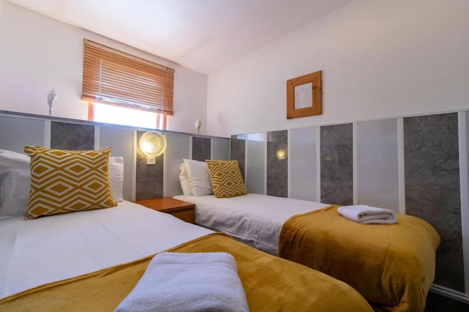 Photo of the whole room, Bed in OYO The Bentleys Hotel