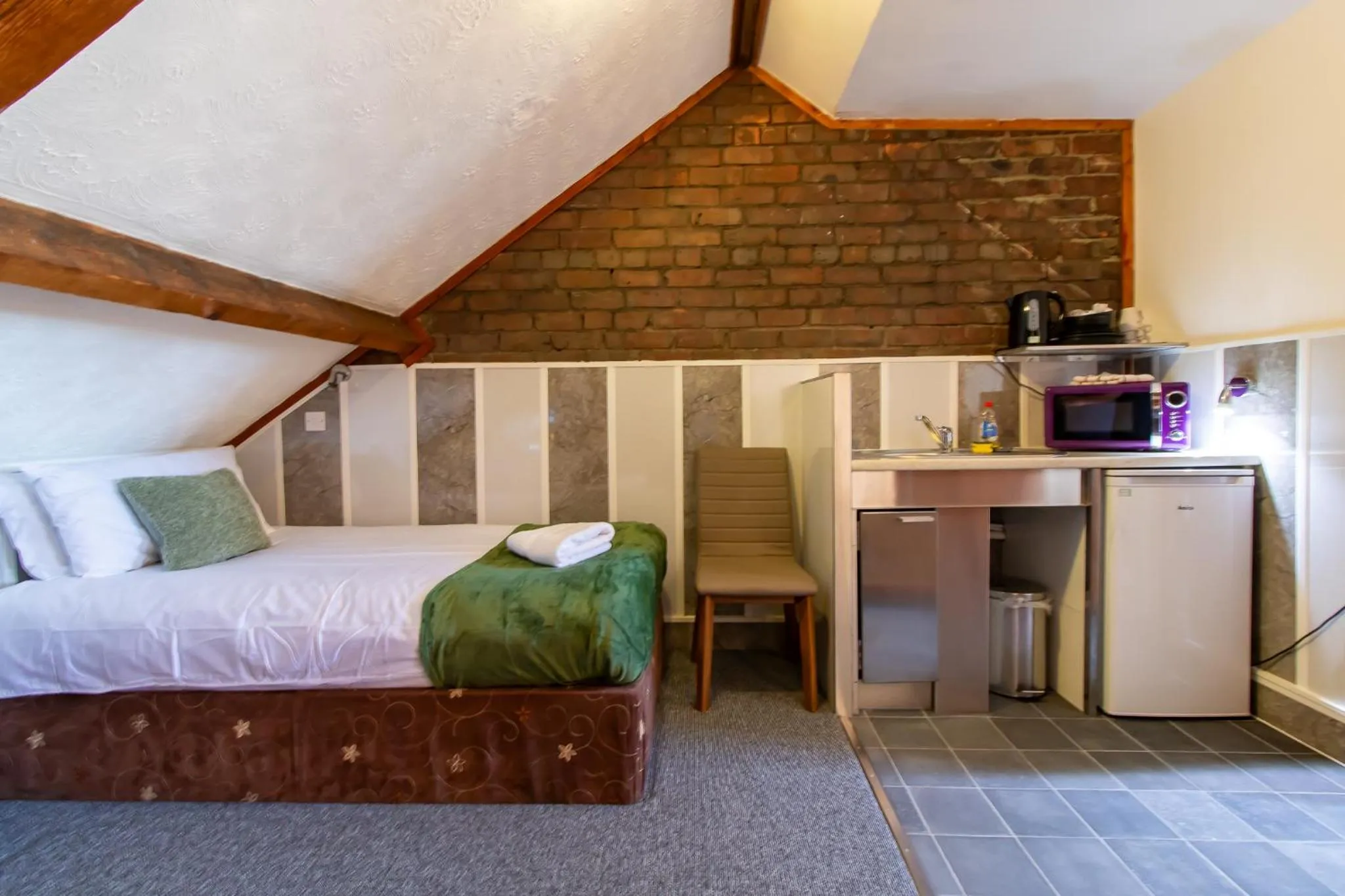 Bedroom, Bed in OYO The Bentleys Hotel