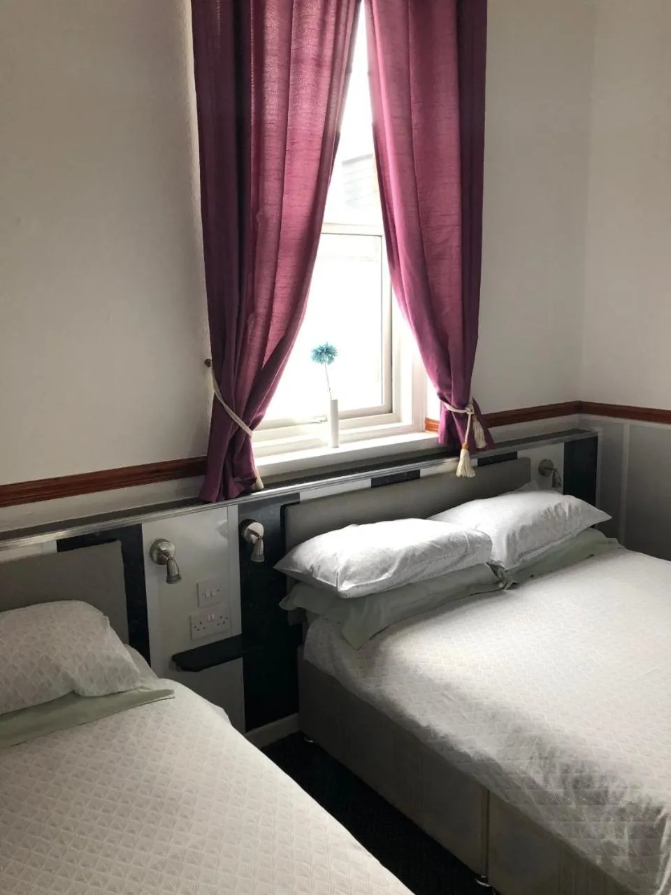 Photo of the whole room, Bed in OYO The Bentleys Hotel