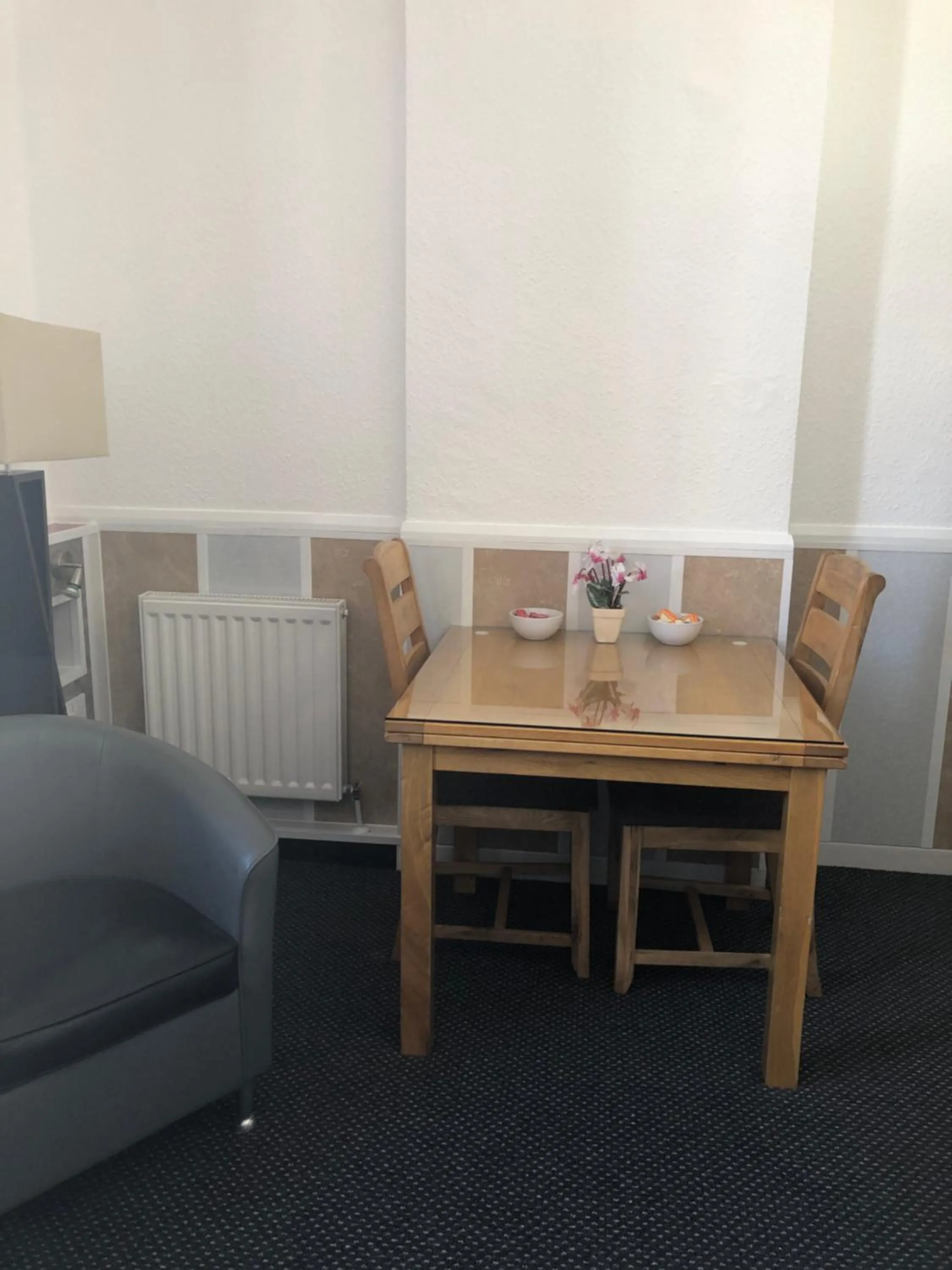 Dining area in OYO The Bentleys Hotel