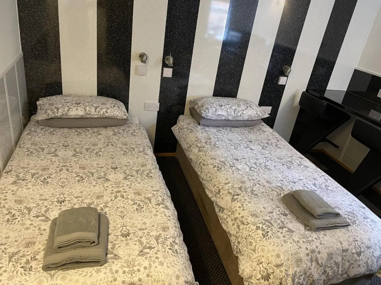 Photo of the whole room, Bed in OYO The Bentleys Hotel