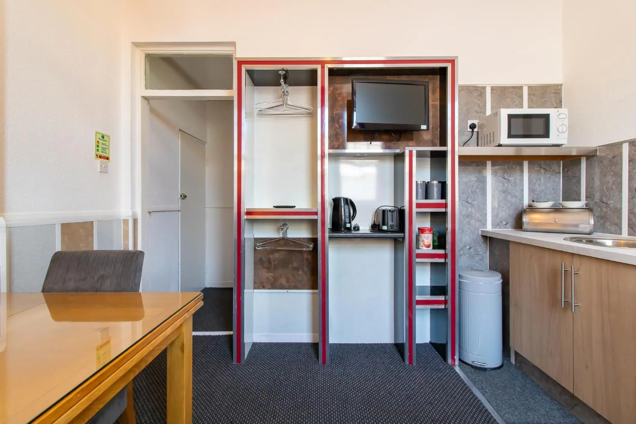 Kitchen or kitchenette in OYO The Bentleys Hotel