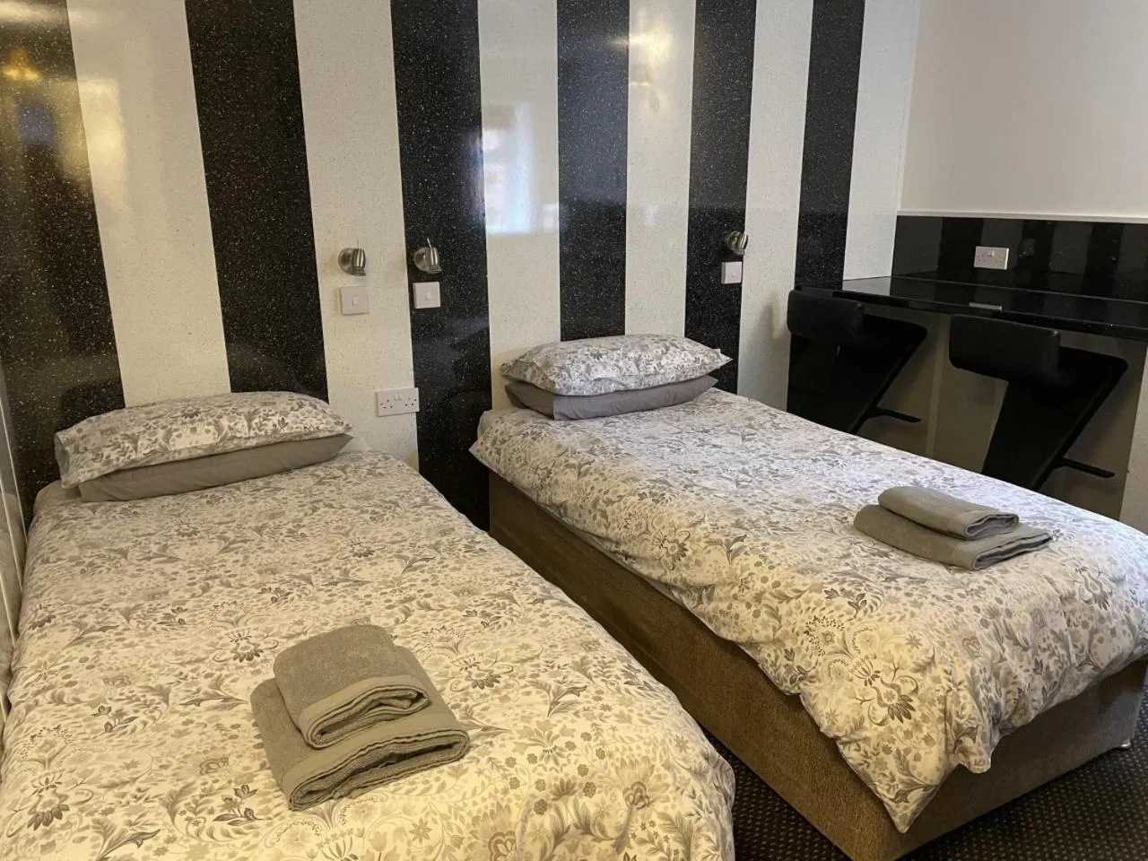 Photo of the whole room, Bed in OYO The Bentleys Hotel