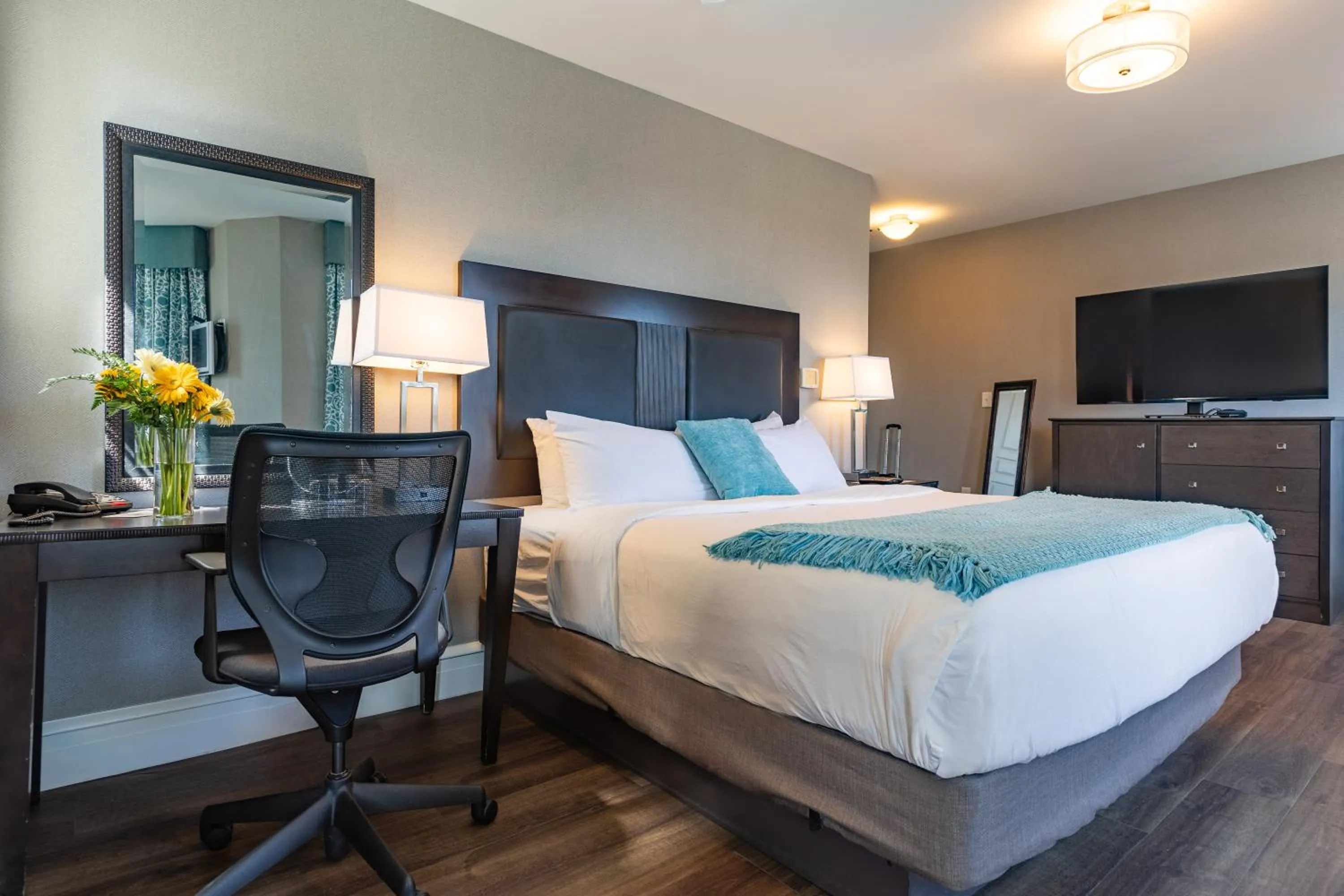 Bedroom, Bed in The Centennial Hotel