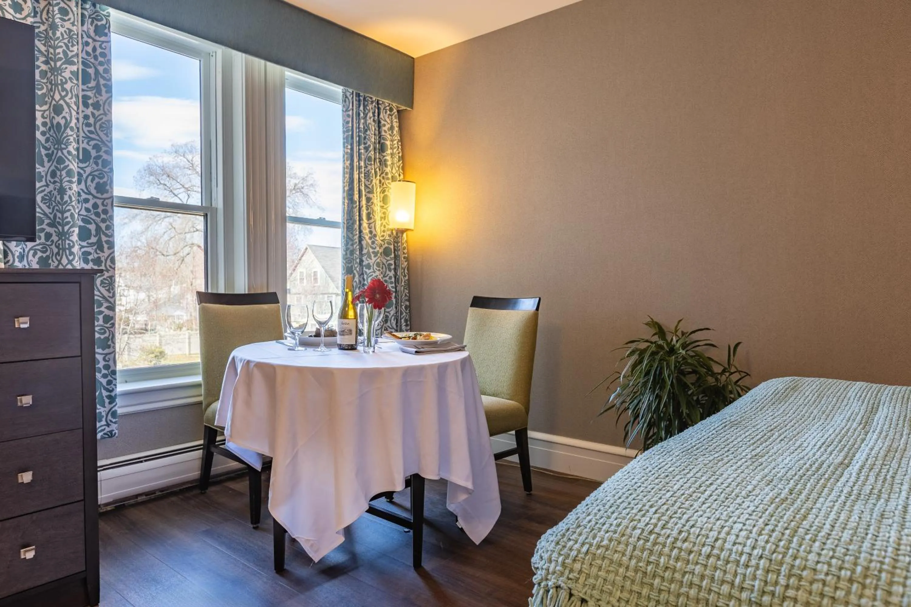 room service, Bed in The Centennial Hotel