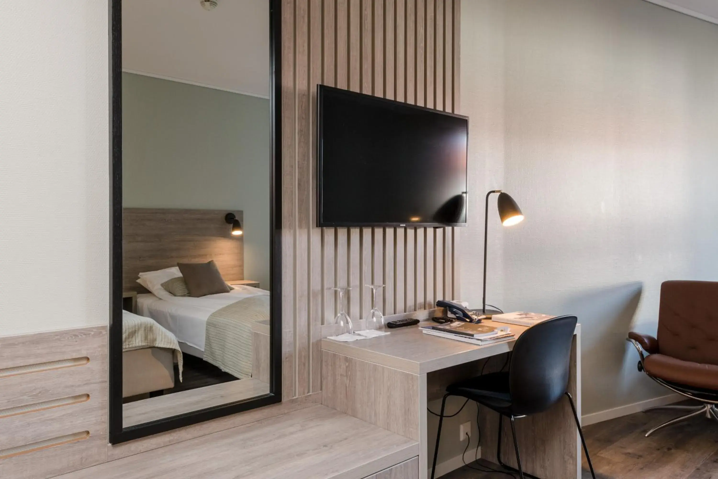 TV and multimedia, Bed in Grand Hotel Egersund TV and multimedia, Bed in Grand Hotel Egersund