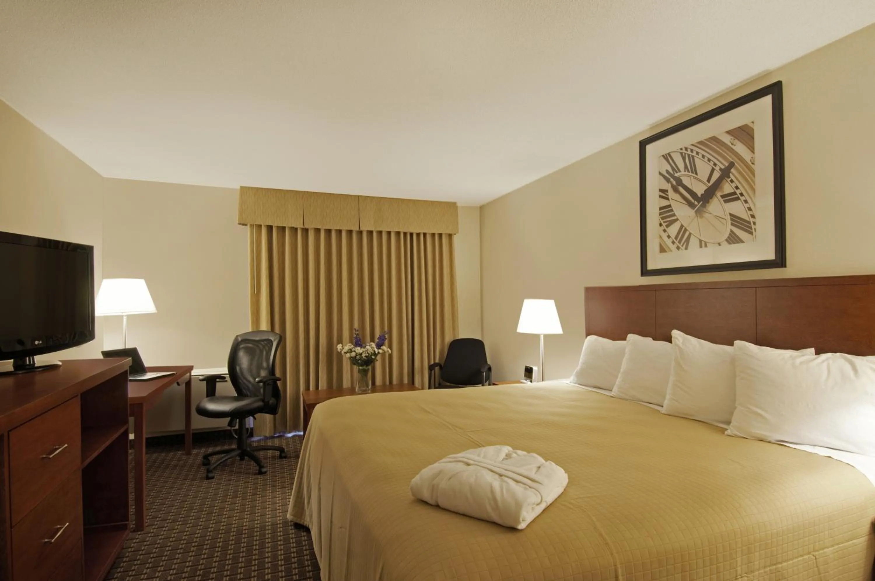 Photo of the whole room, Bed in Quality Inn