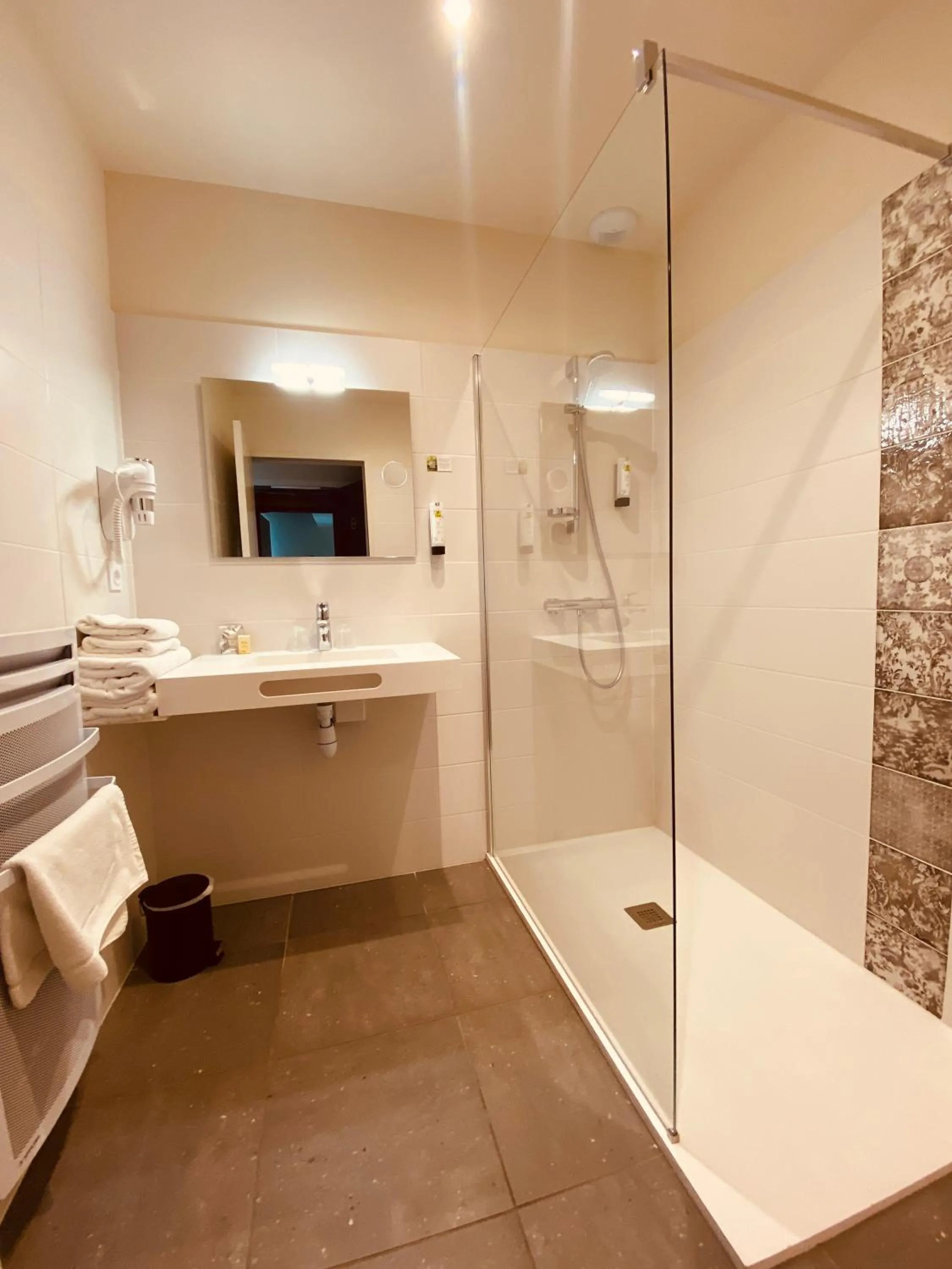 Property building in Hôtel Restaurant Le Relais des Gourmands