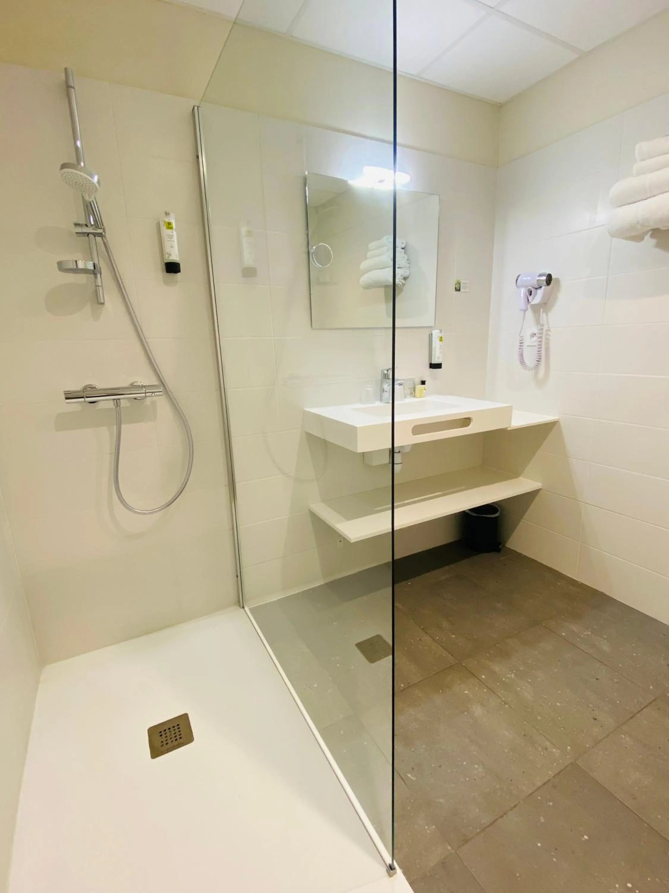 Property building in Hôtel Restaurant Le Relais des Gourmands