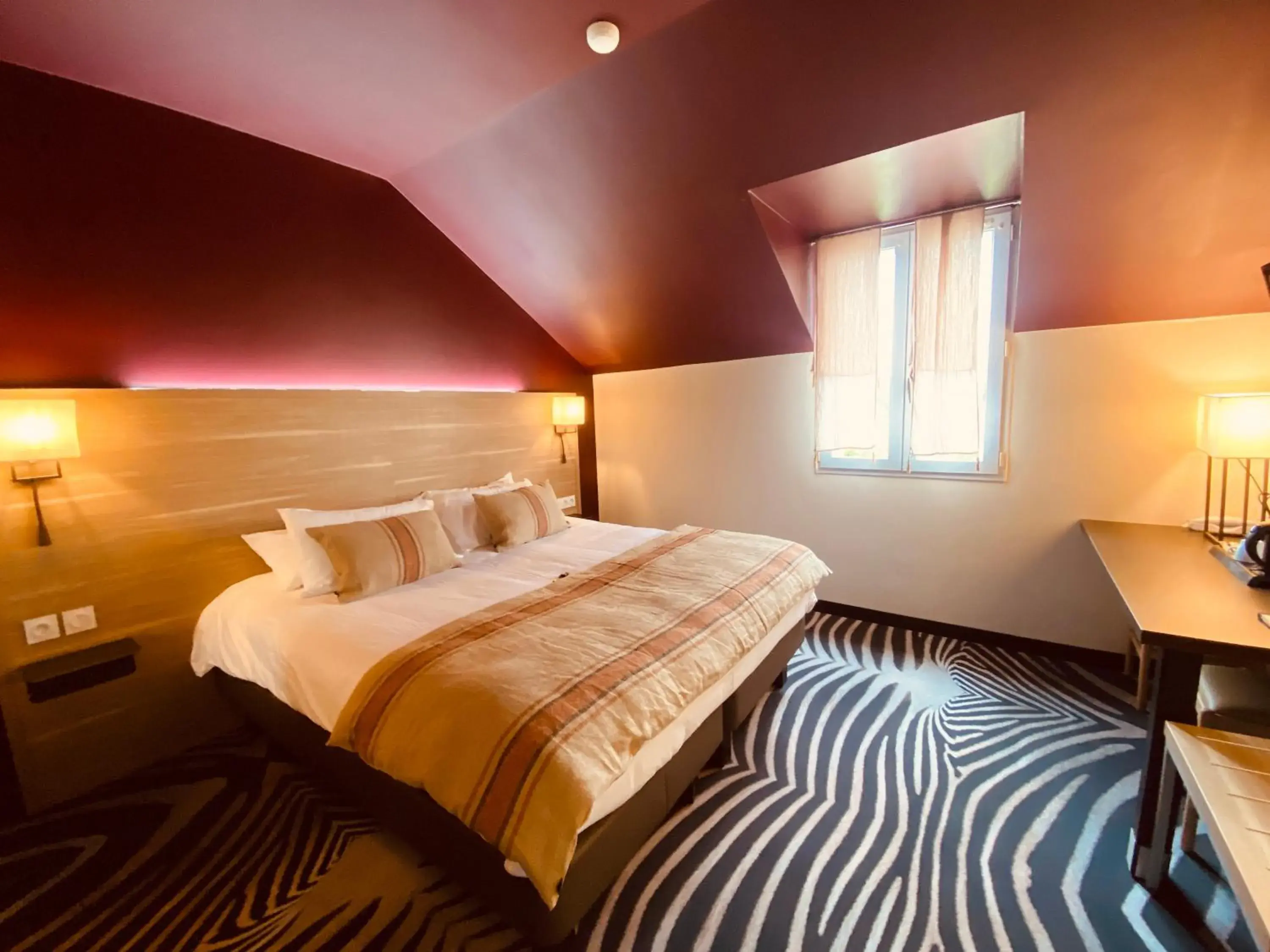 Property building, Bed in Hôtel Restaurant Le Relais des Gourmands Property building, Bed in Hôtel Restaurant Le Relais des Gourmands