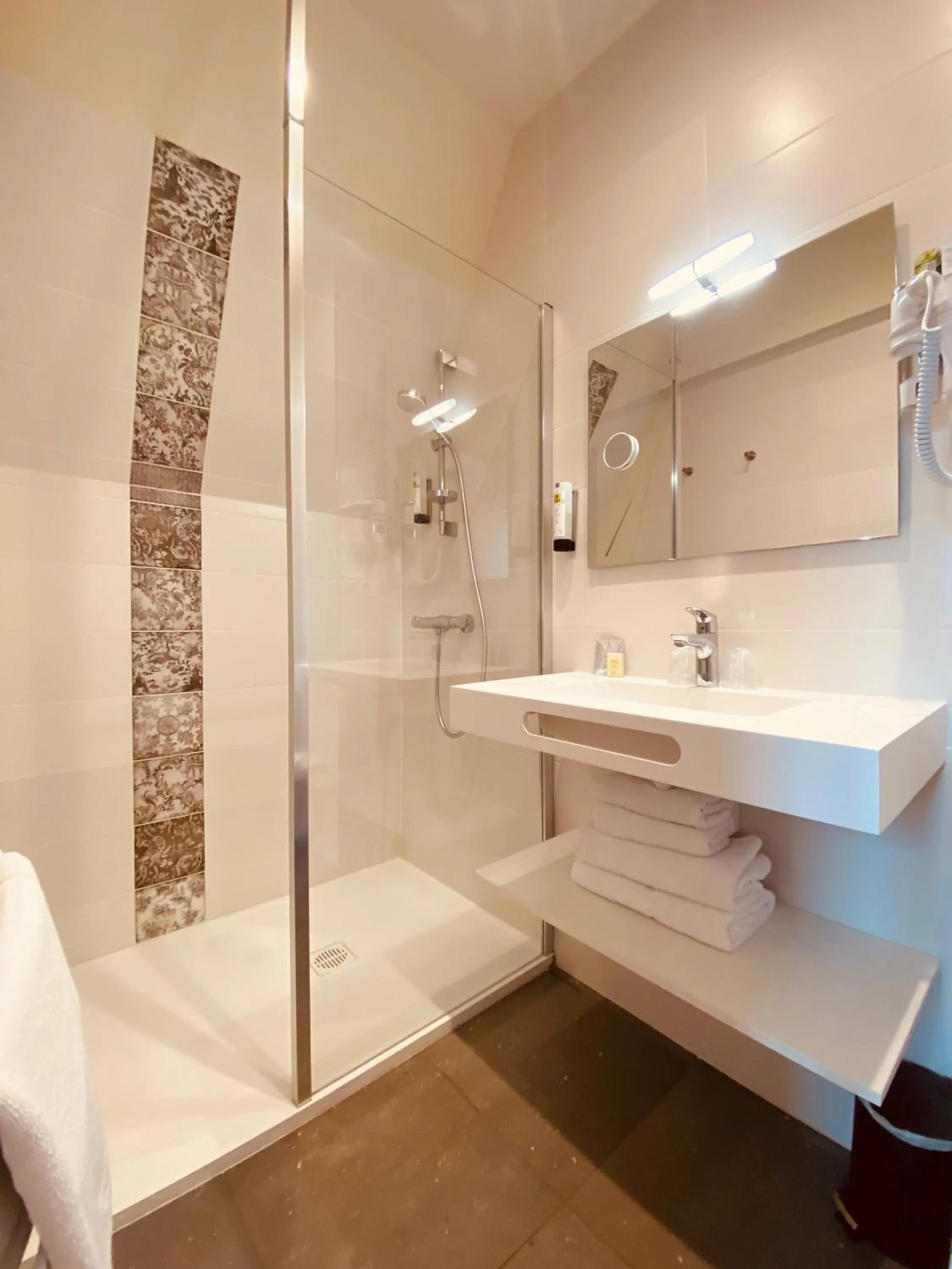 Bathroom in Hôtel Restaurant Le Relais des Gourmands