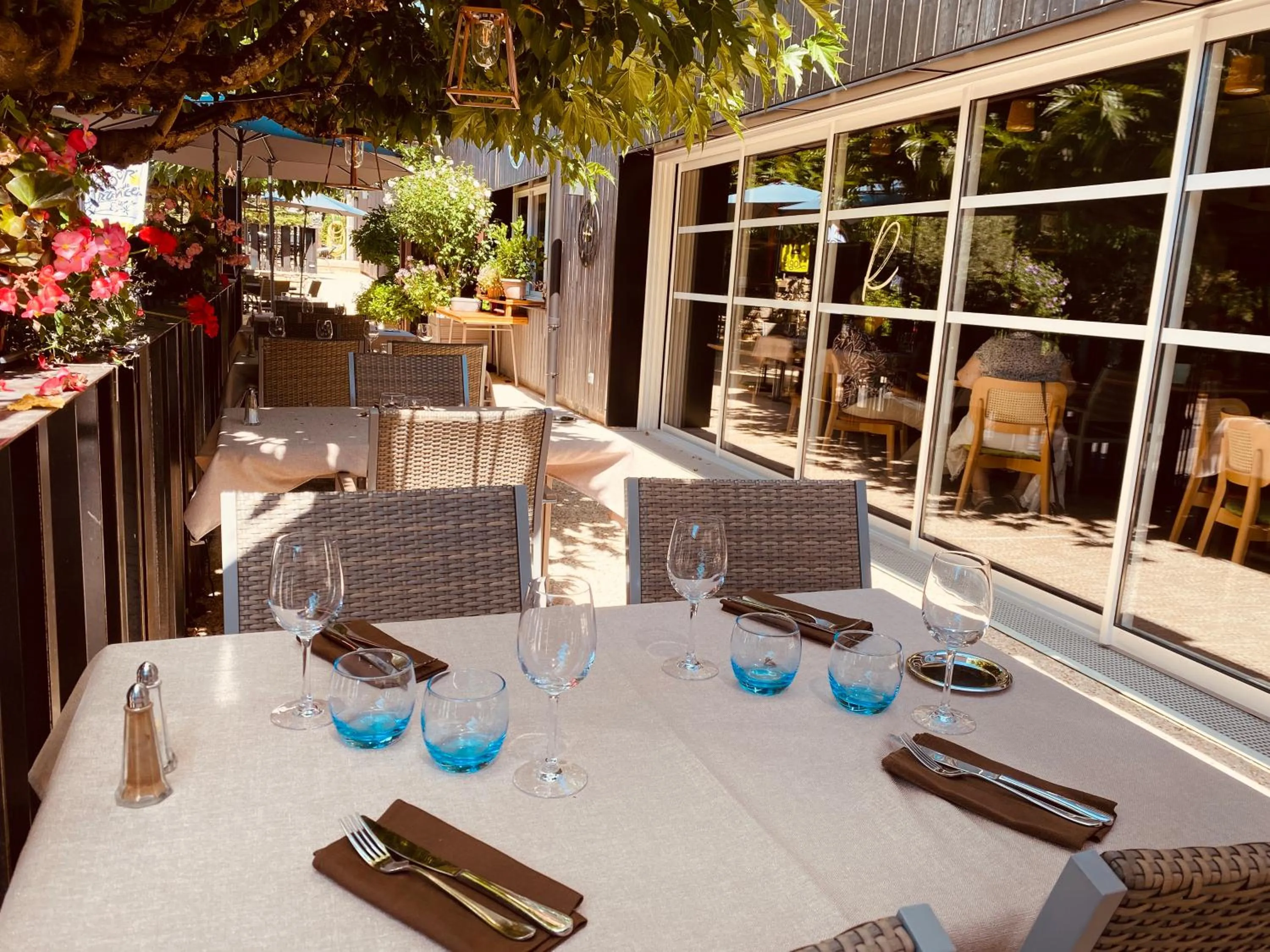 Patio in Hôtel Restaurant Le Relais des Gourmands