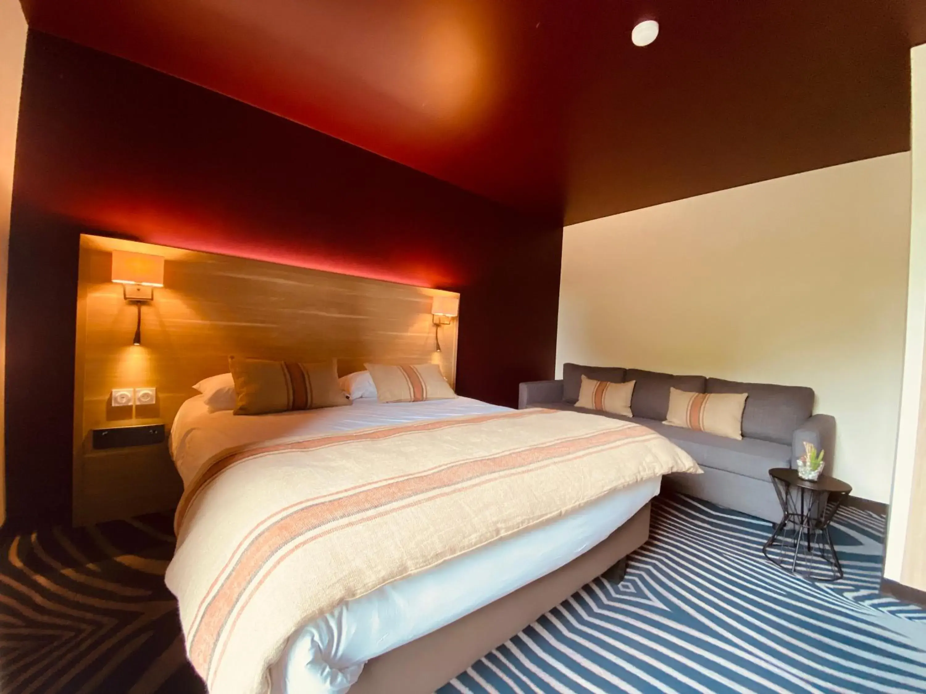 Property building, Bed in Hôtel Restaurant Le Relais des Gourmands Property building, Bed in Hôtel Restaurant Le Relais des Gourmands