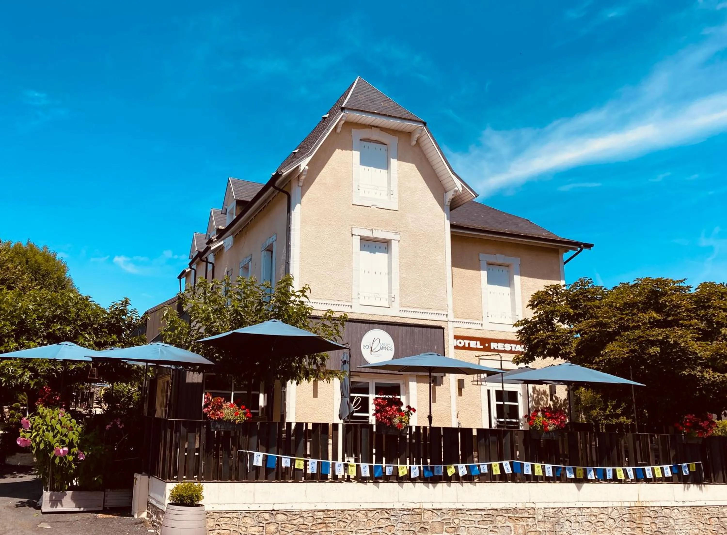 Property building in Hôtel Restaurant Le Relais des Gourmands