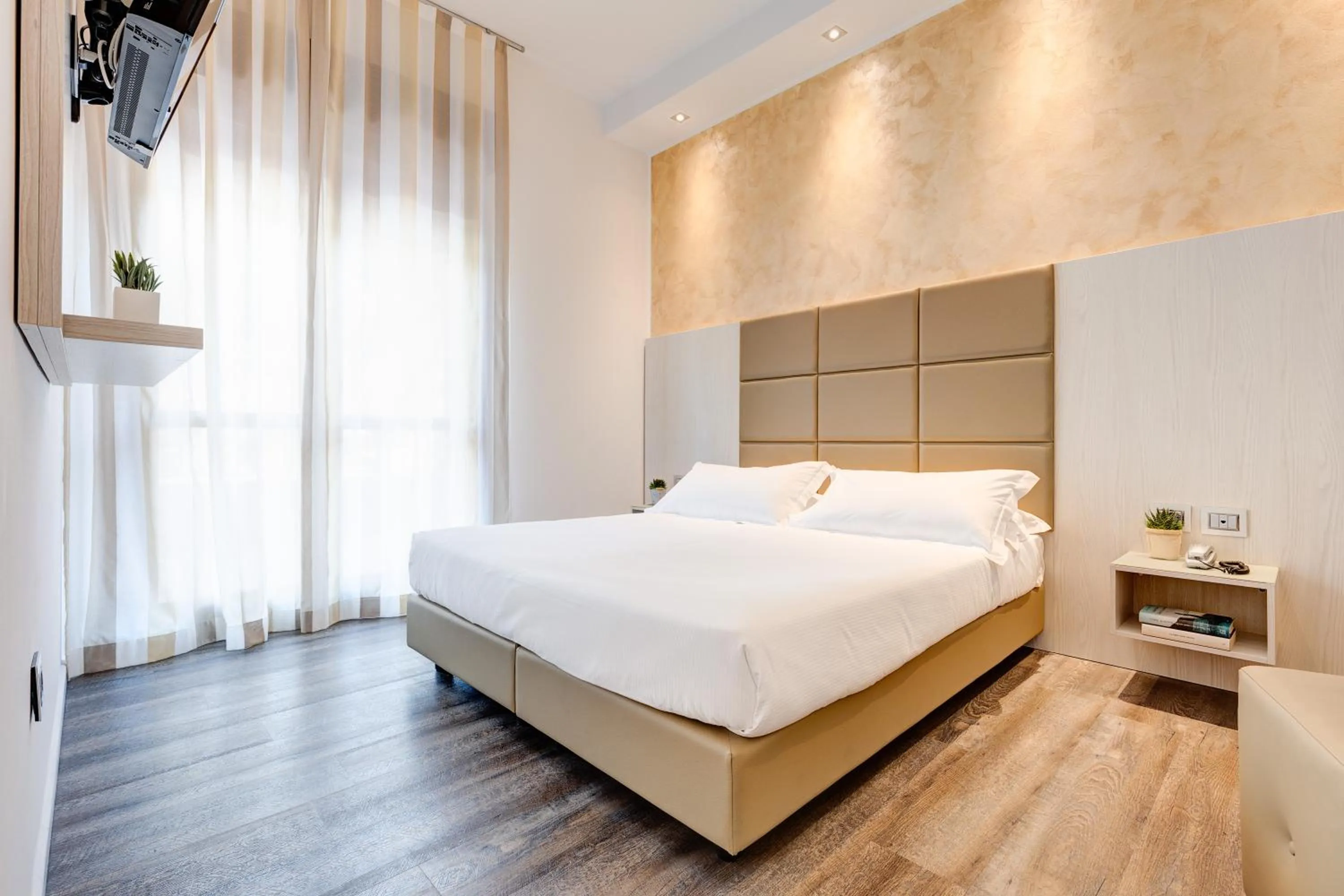 Bedroom, Bed in Hotel Piccadilly