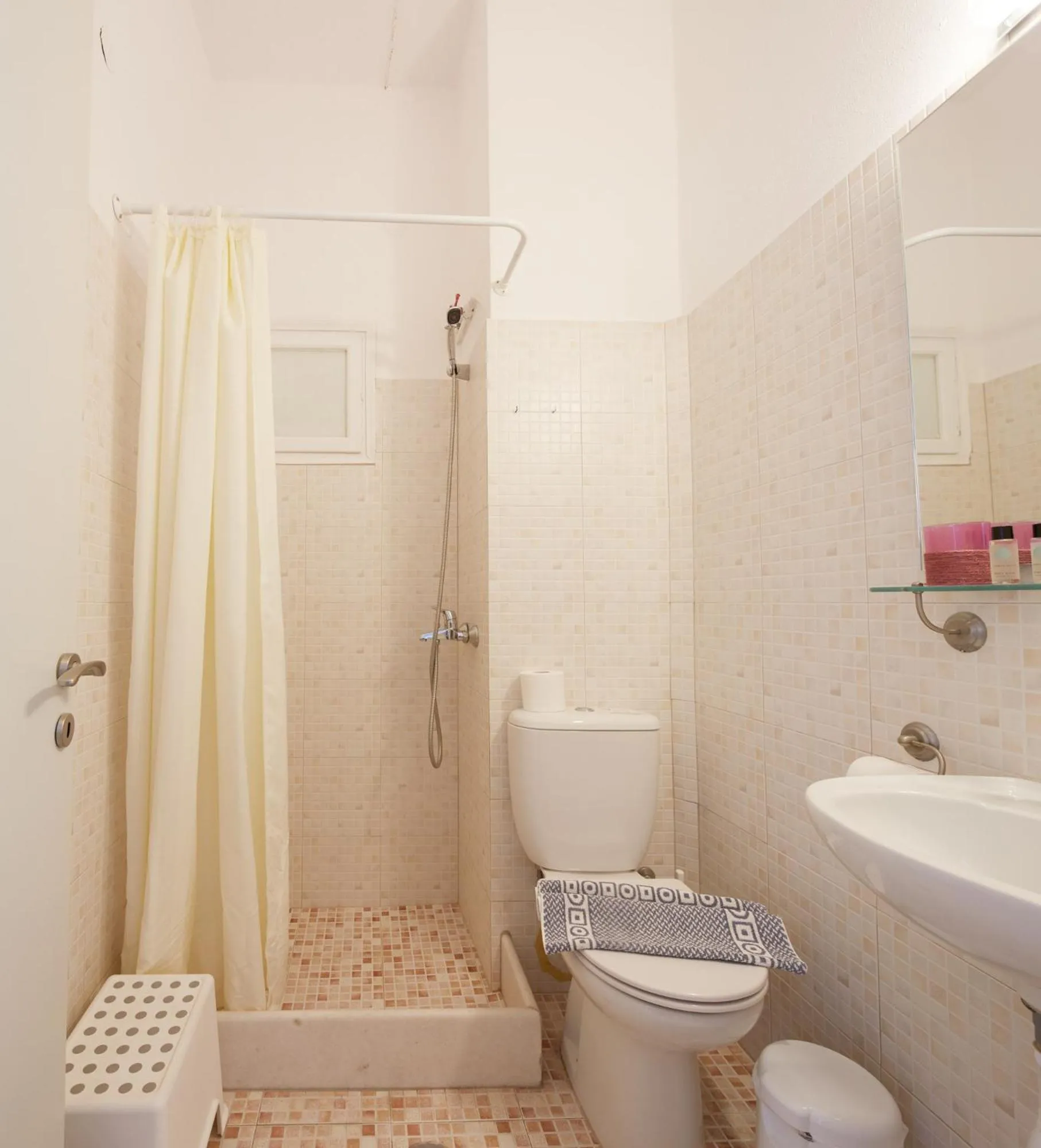 Shower in Londos Hotel