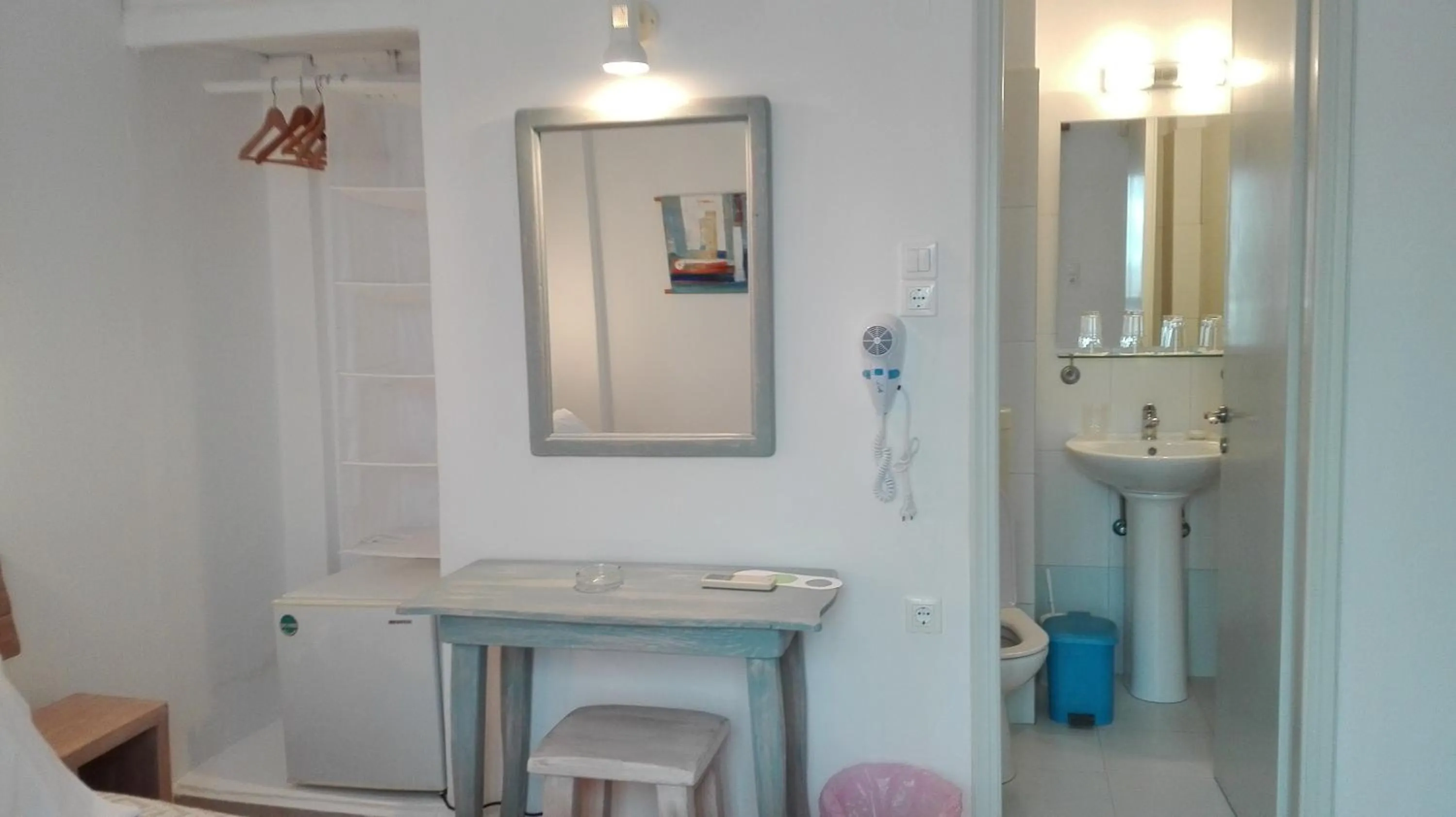 Shower in Londos Hotel