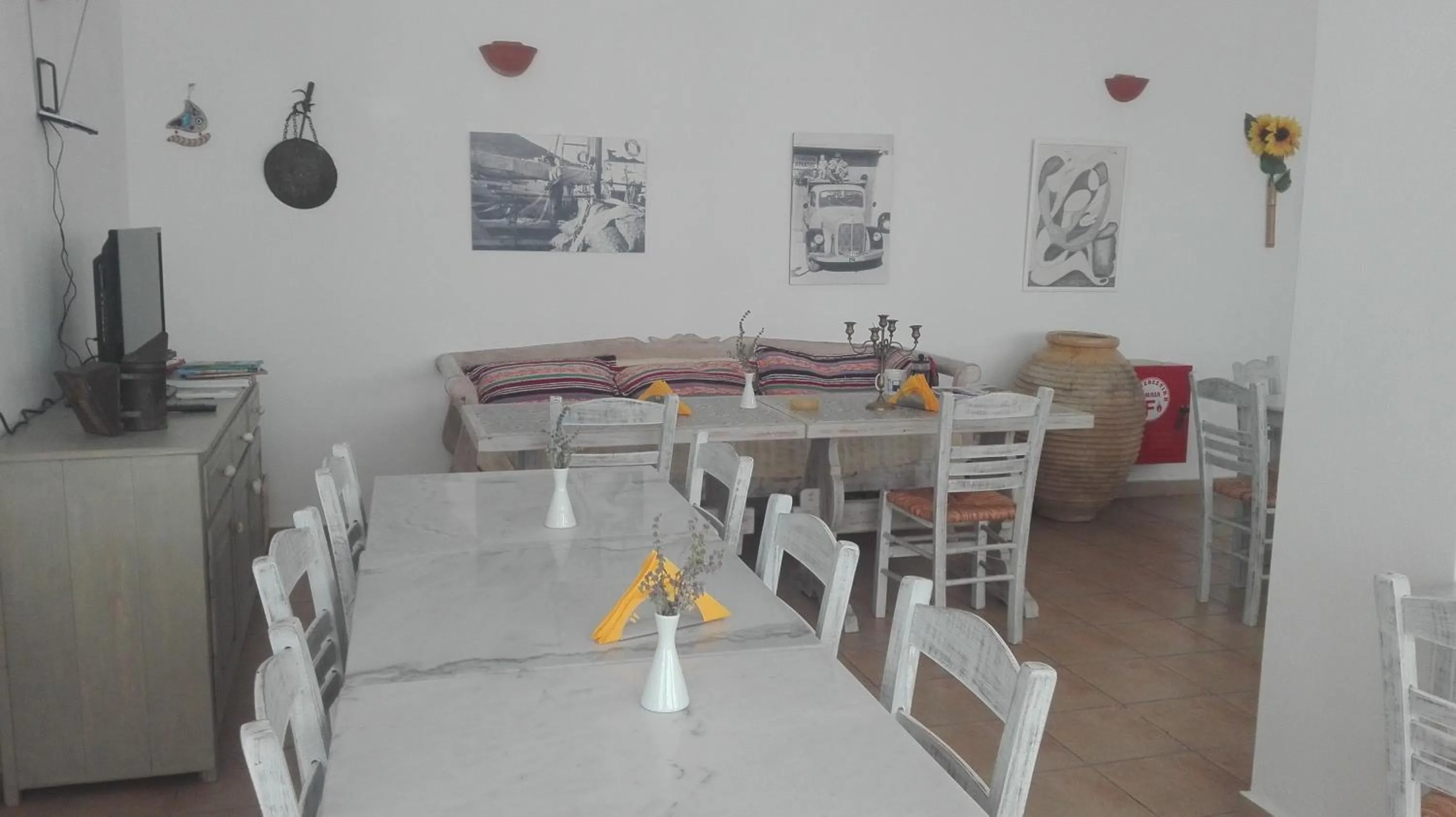 Restaurant/places to eat in Londos Hotel