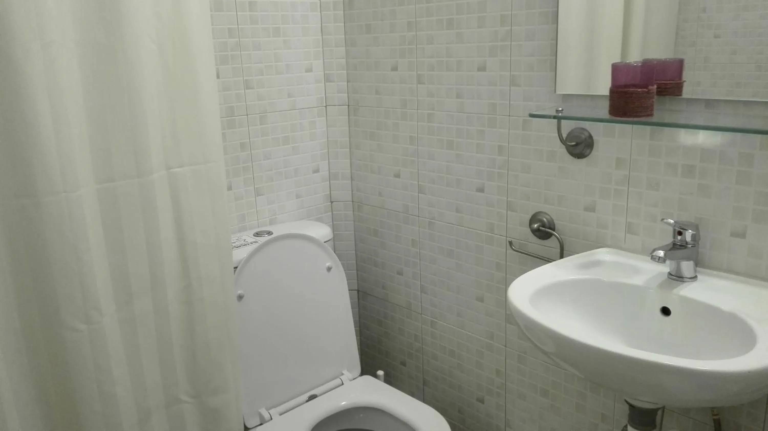 Toilet in Londos Hotel