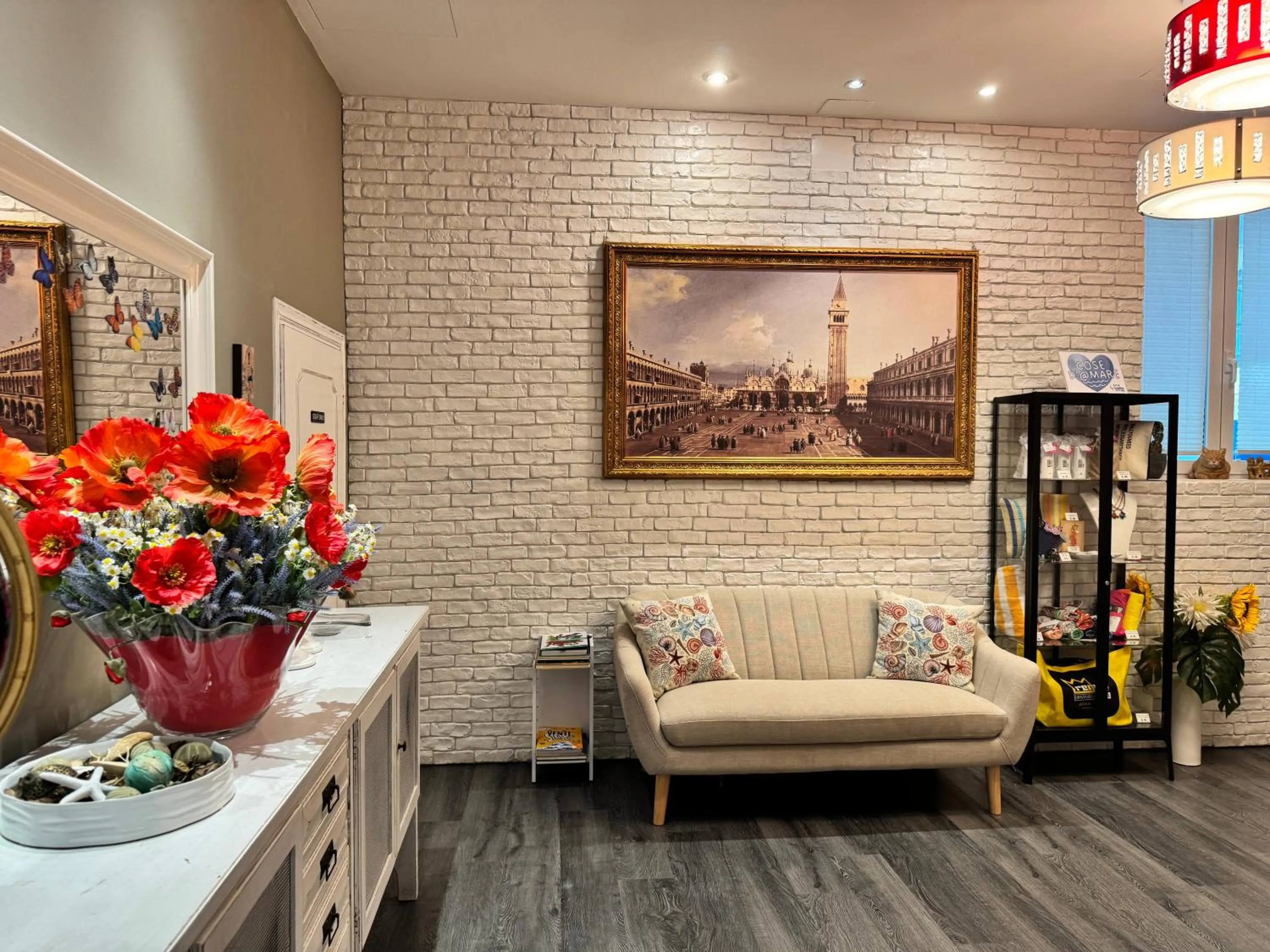 Communal lounge/ TV room in Regina Urban Beach Hotel