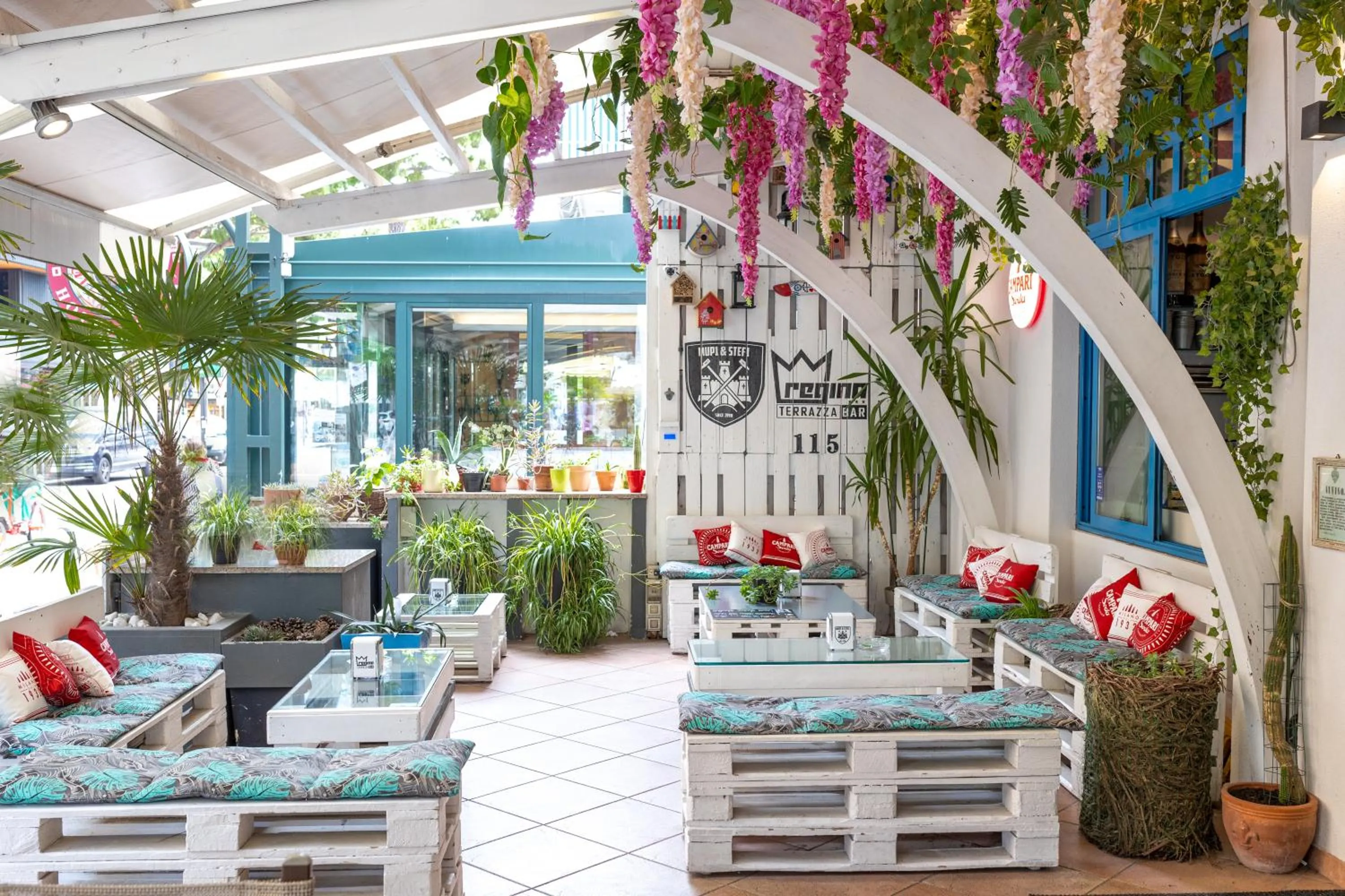 Restaurant/places to eat in Regina Urban Beach Hotel