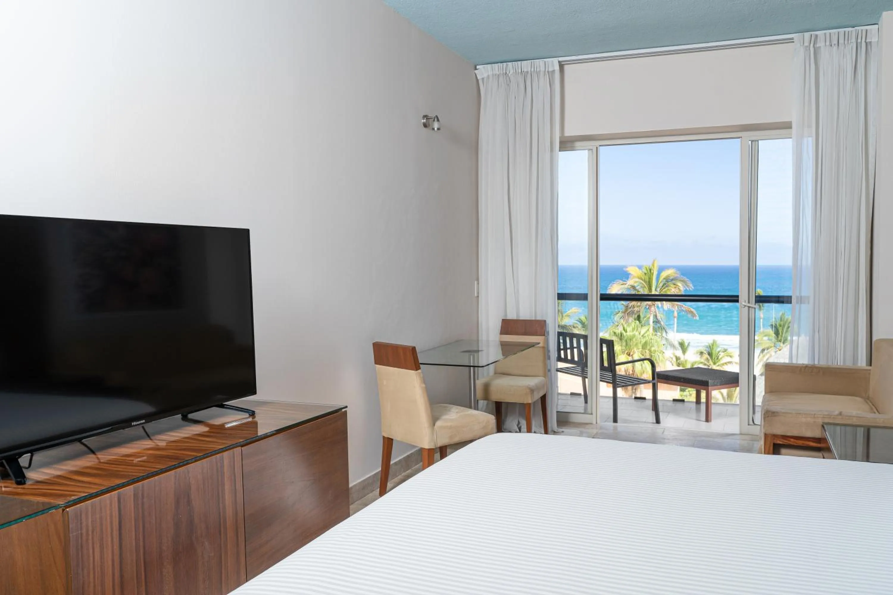 Bed in Krystal Grand Los Cabos - All Inclusive