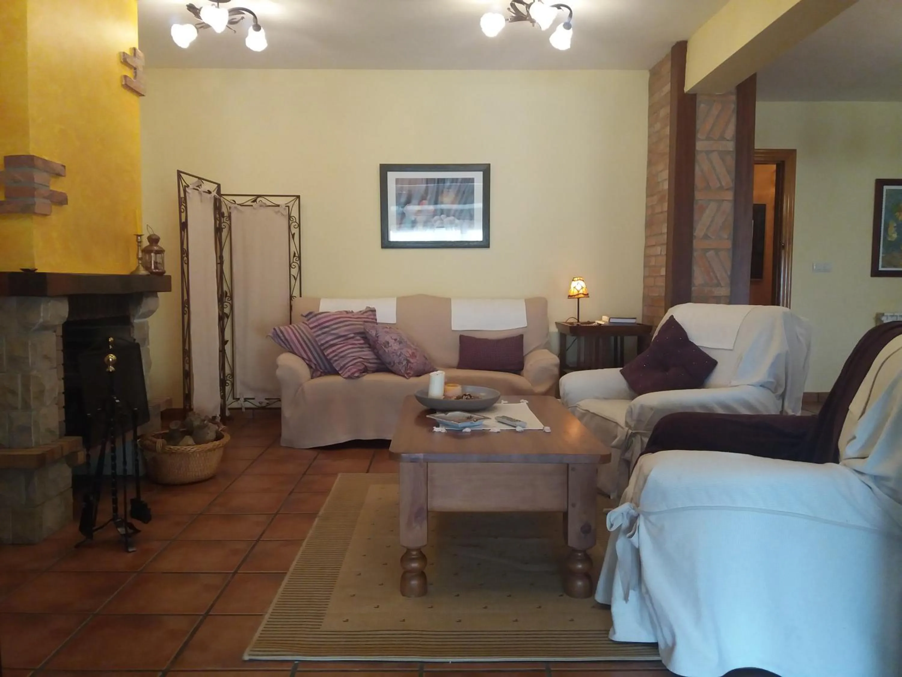 Communal lounge/ TV room in Posada Mediavia