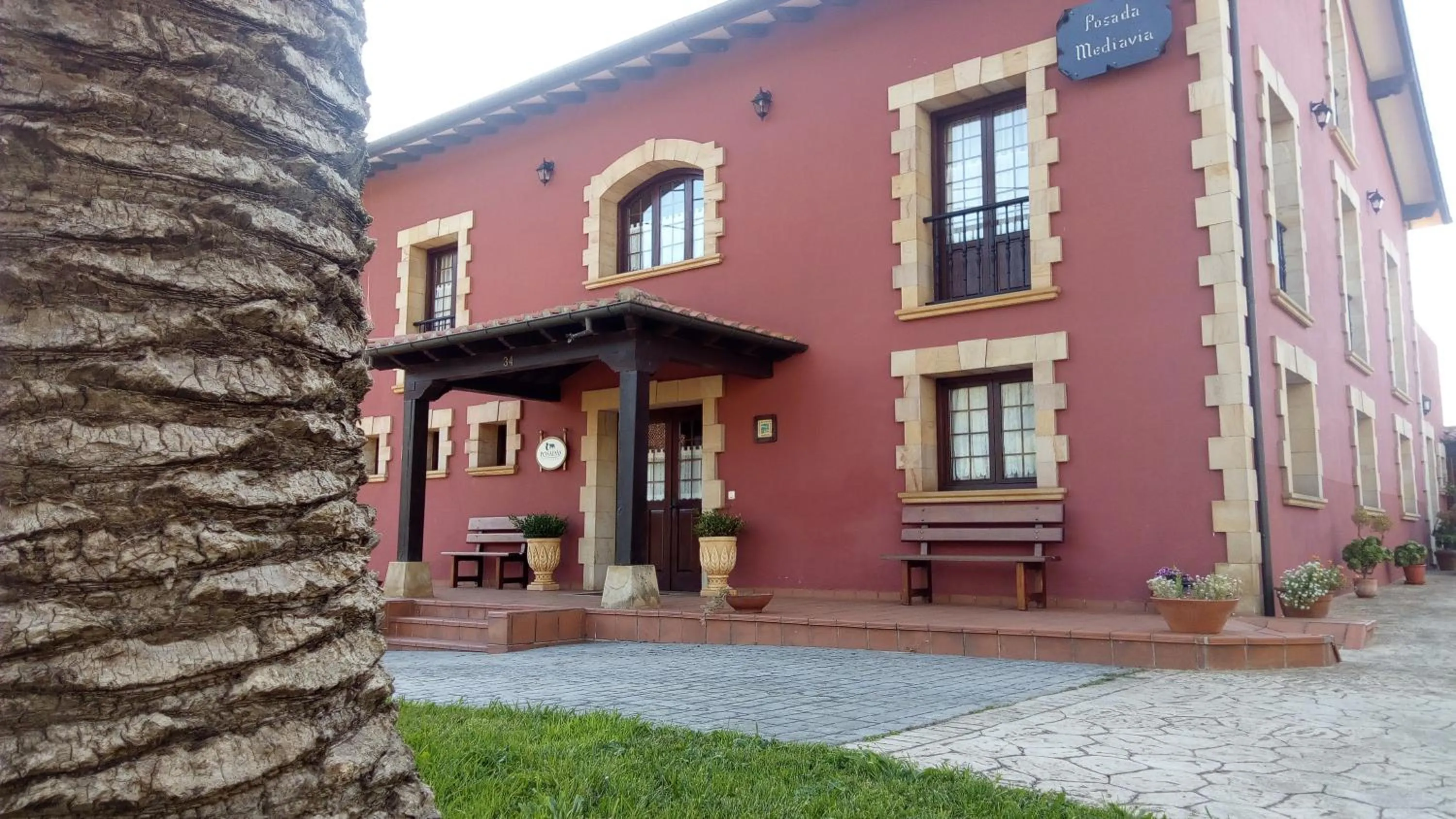 Facade/entrance in Posada Mediavia