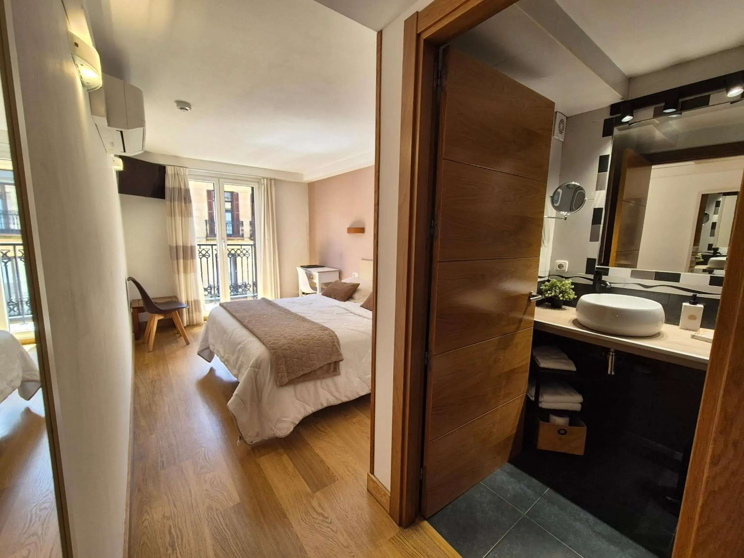 Double Room with Balcony in Pension Joakina Double Room with Balcony in Pension Joakina