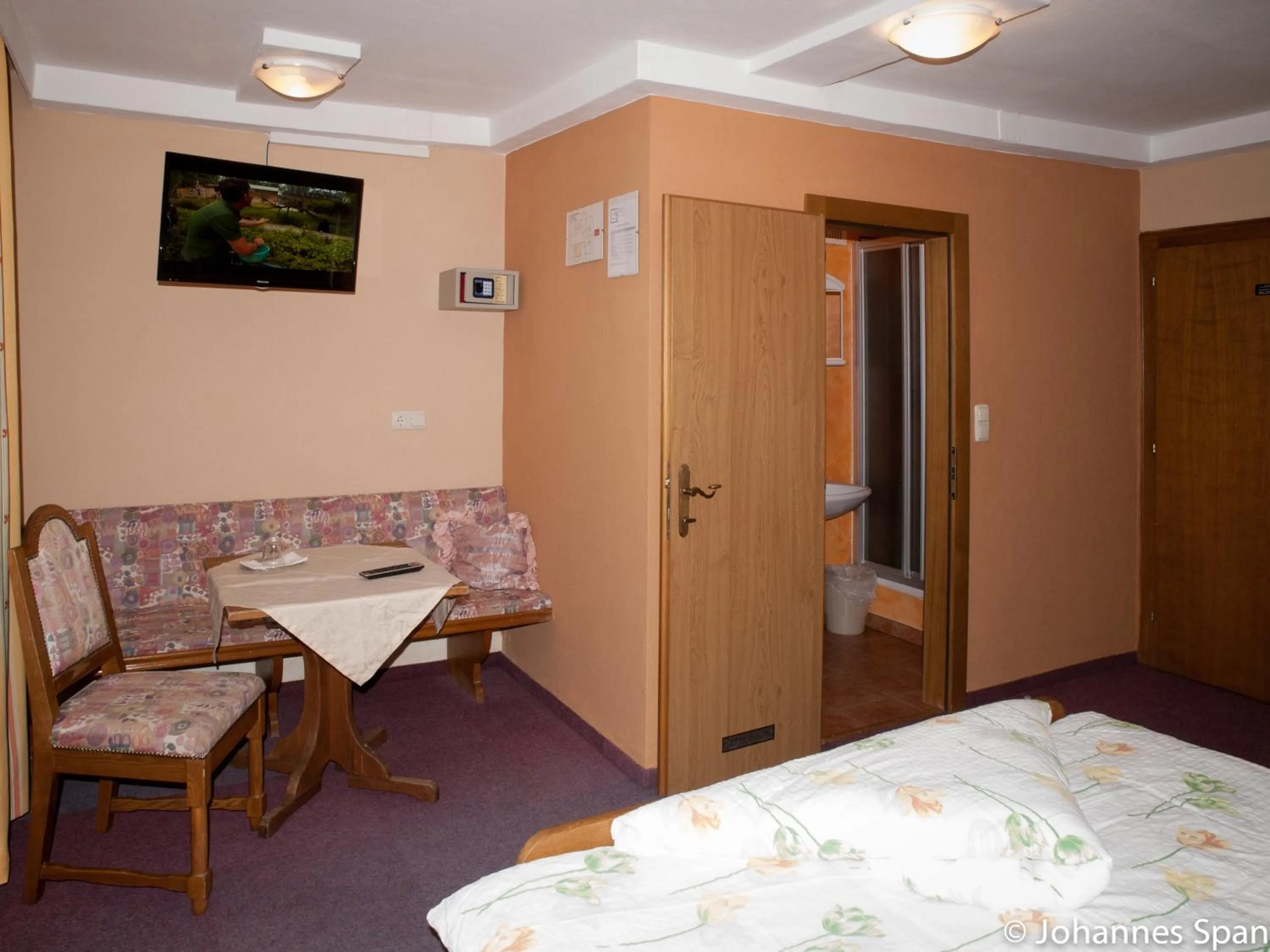 Bedroom, Bed in Pension Handle