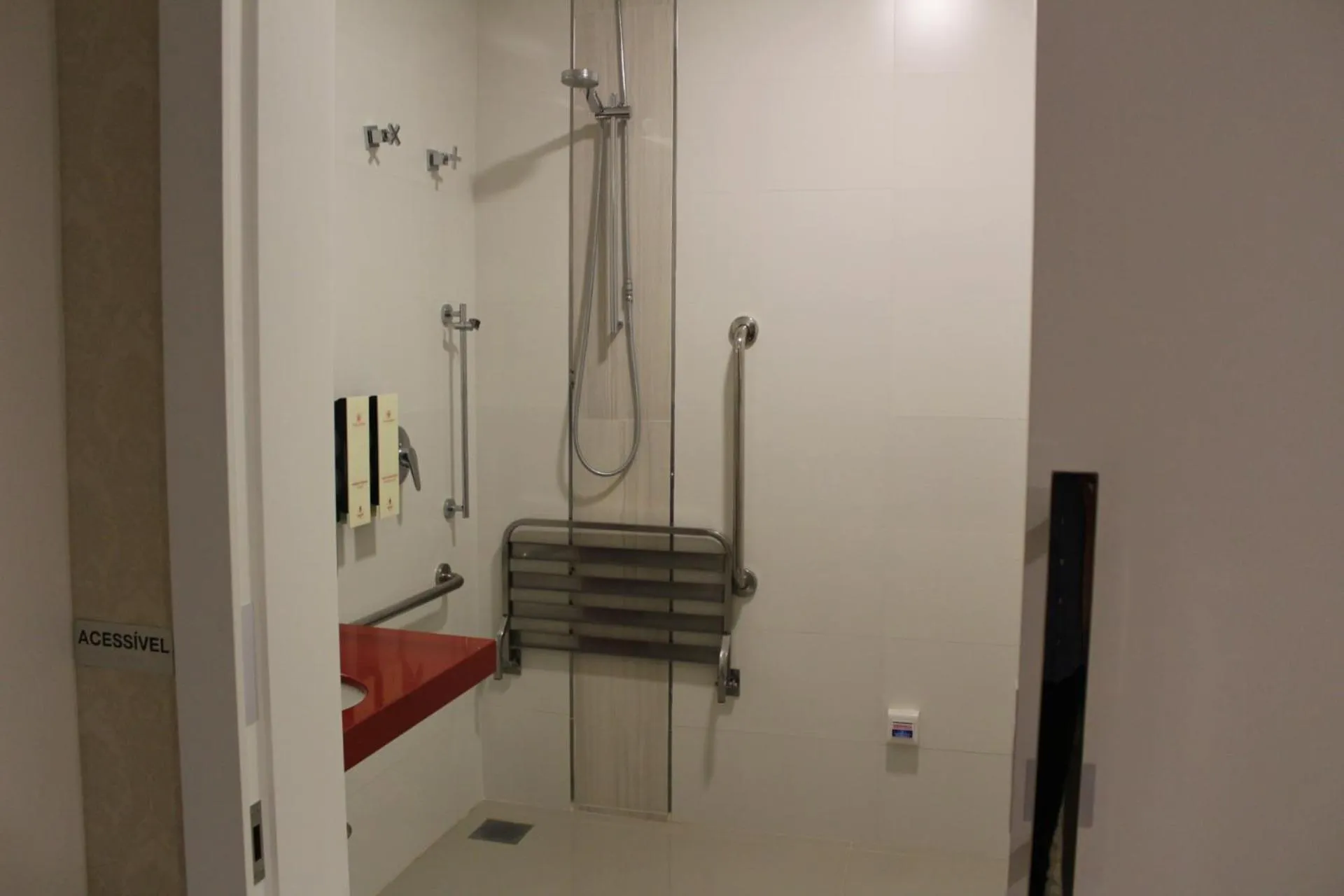 Shower in Holiday & Business Hotel - Em frente ao Centro de Eventos e Arena Conda