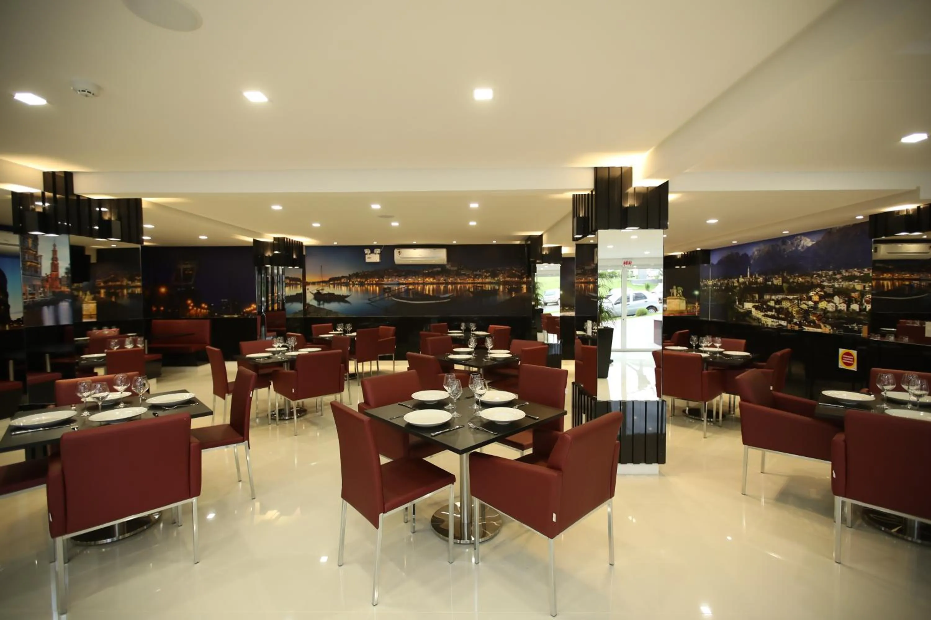 Restaurant/places to eat in Holiday & Business Hotel - Em frente ao Centro de Eventos e Arena Conda
