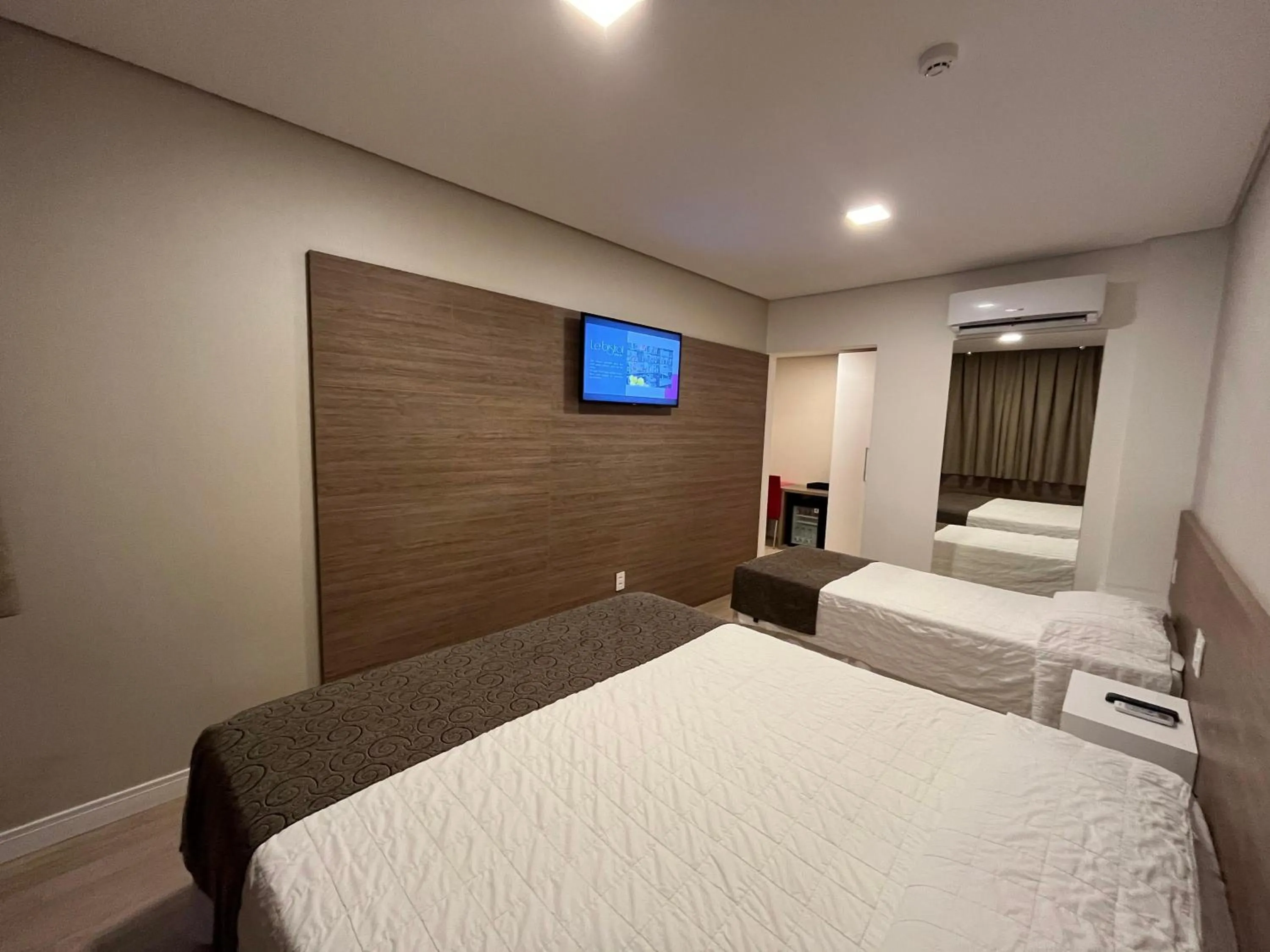 Bedroom, Bed in Holiday & Business Hotel - Em frente ao Centro de Eventos e Arena Conda