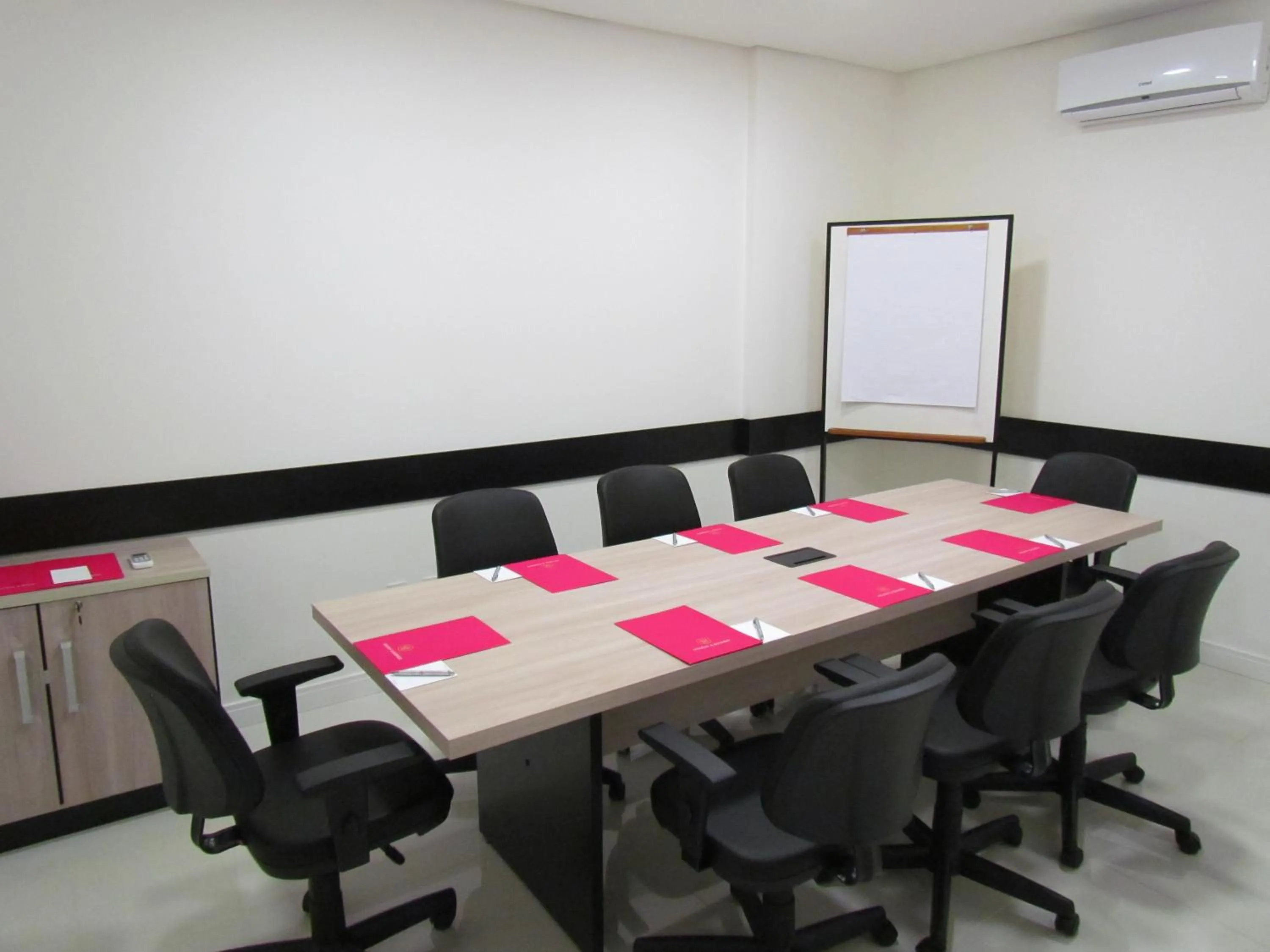 Meeting/conference room in Holiday & Business Hotel - Em frente ao Centro de Eventos e Arena Conda