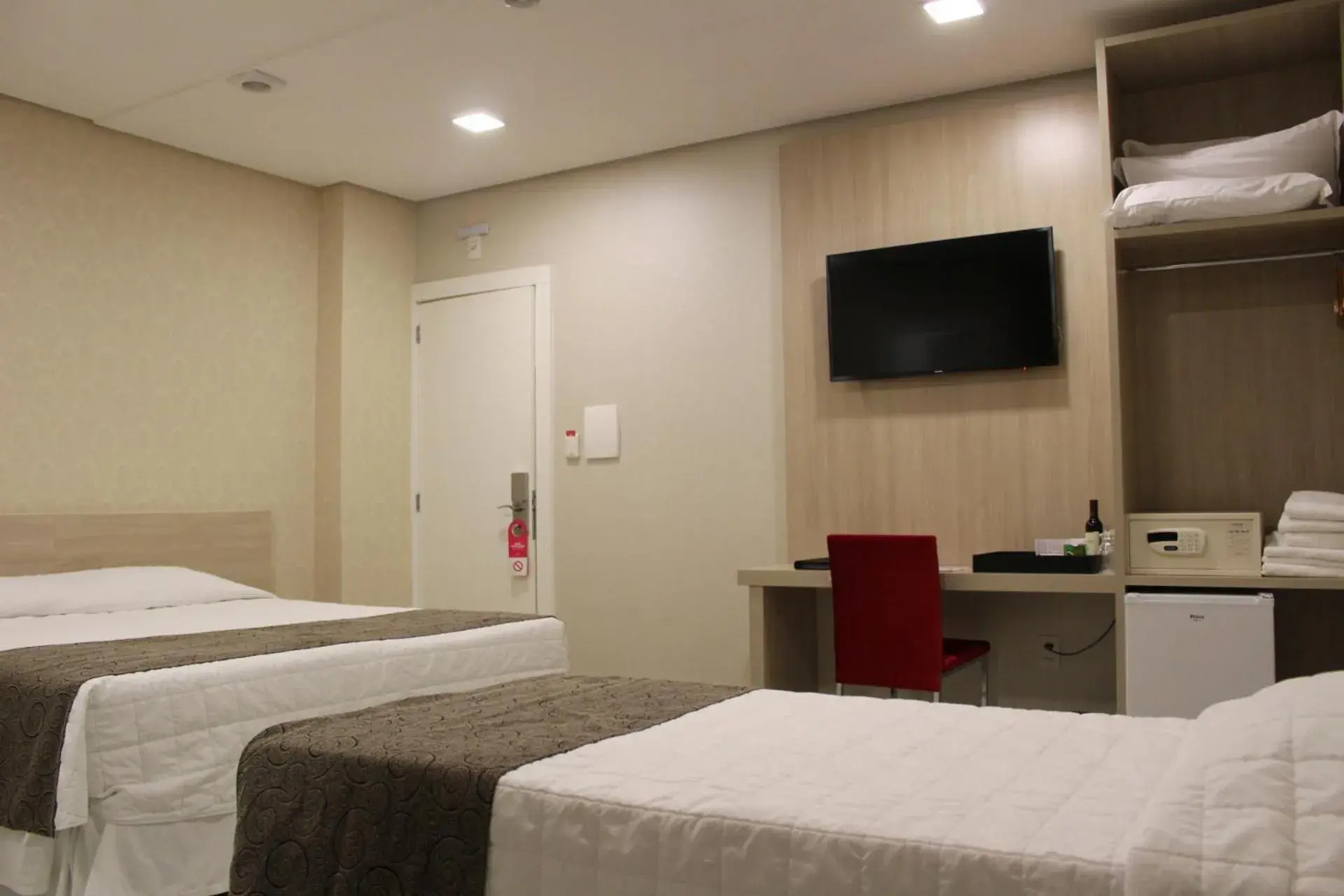 Bedroom, Bed in Holiday & Business Hotel - Em frente ao Centro de Eventos e Arena Conda Bedroom, Bed in Holiday & Business Hotel - Em frente ao Centro de Eventos e Arena Conda