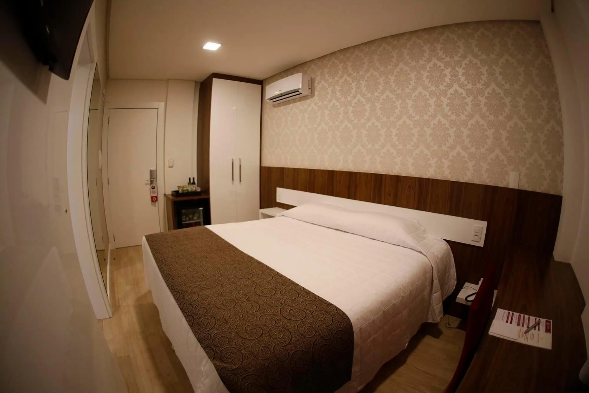 Bedroom, Bed in Holiday & Business Hotel - Em frente ao Centro de Eventos e Arena Conda