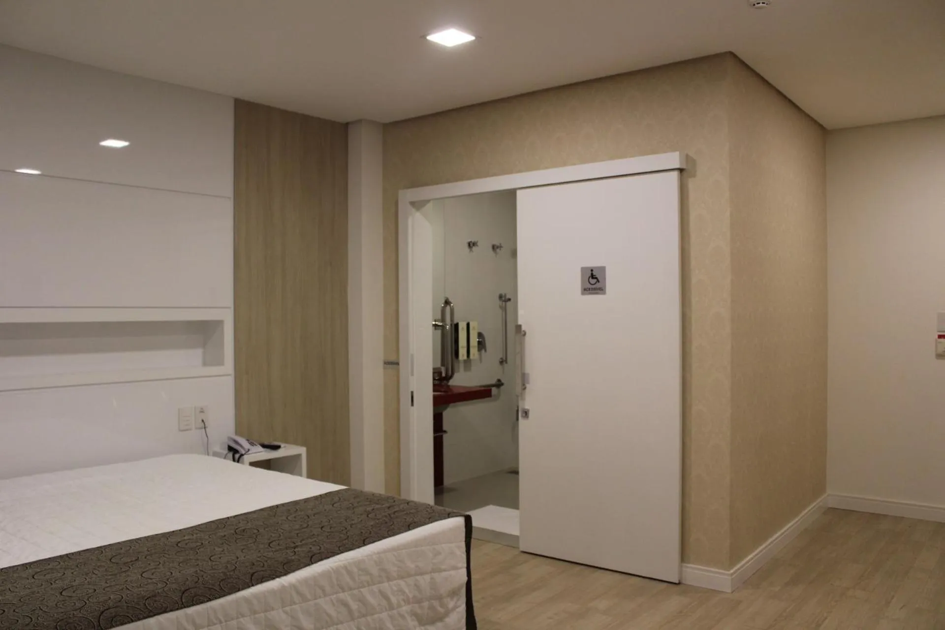 Bedroom, Bed in Holiday & Business Hotel - Em frente ao Centro de Eventos e Arena Conda