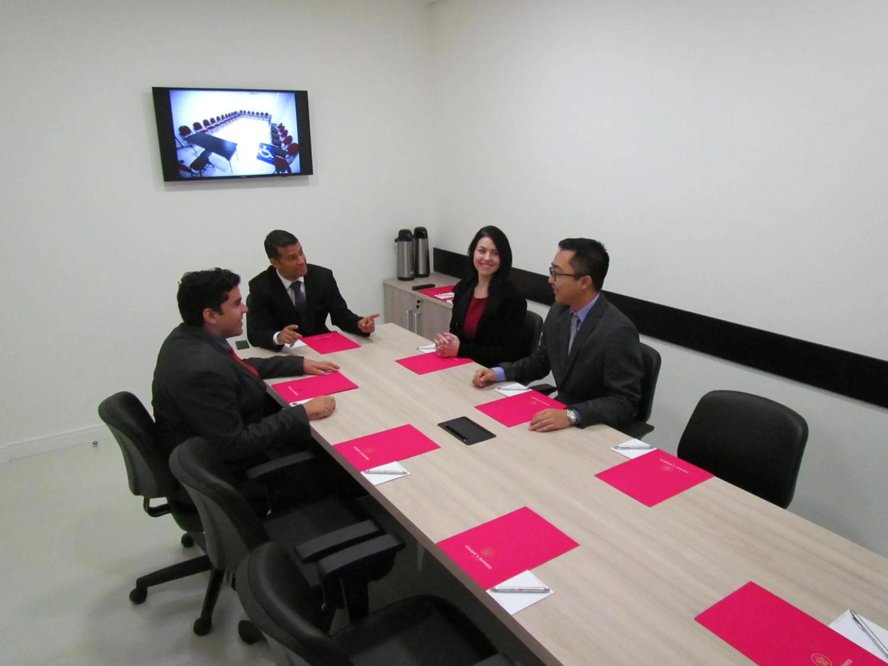 People in Holiday & Business Hotel - Em frente ao Centro de Eventos e Arena Conda