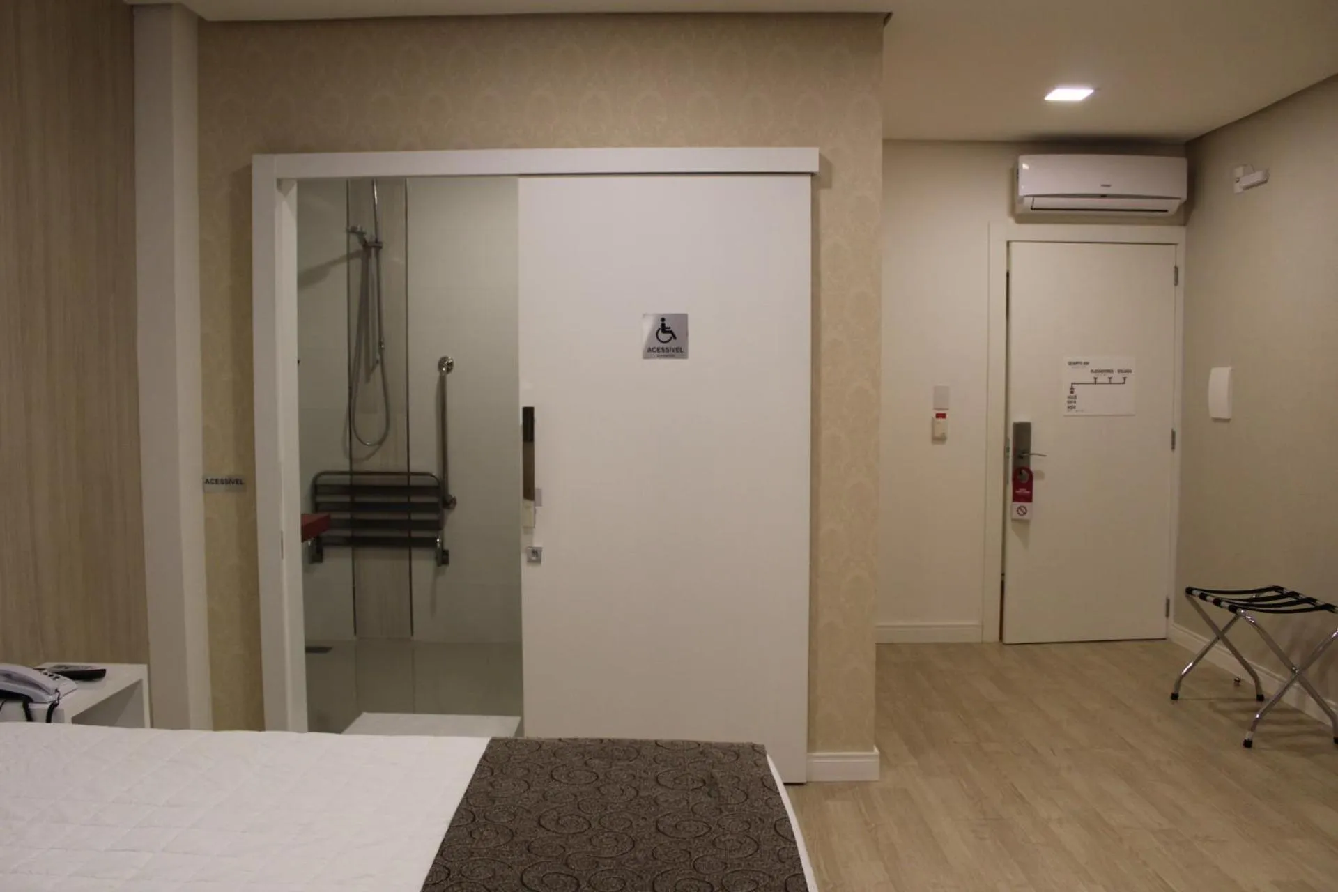 Bedroom, Bed in Holiday & Business Hotel - Em frente ao Centro de Eventos e Arena Conda