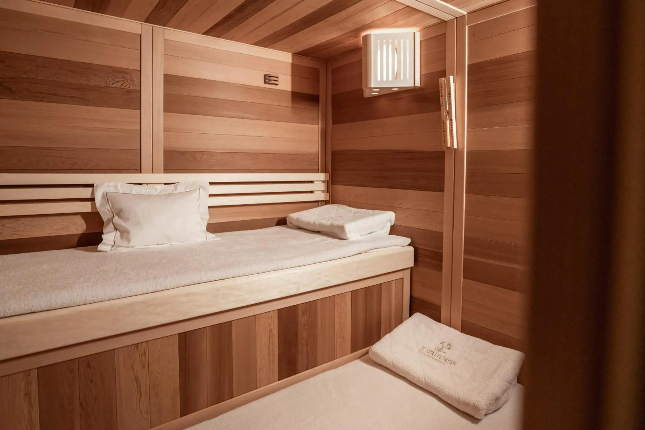 Sauna, Bed in Ermitage de l'Oasis & Spa - Cannes Mandelieu