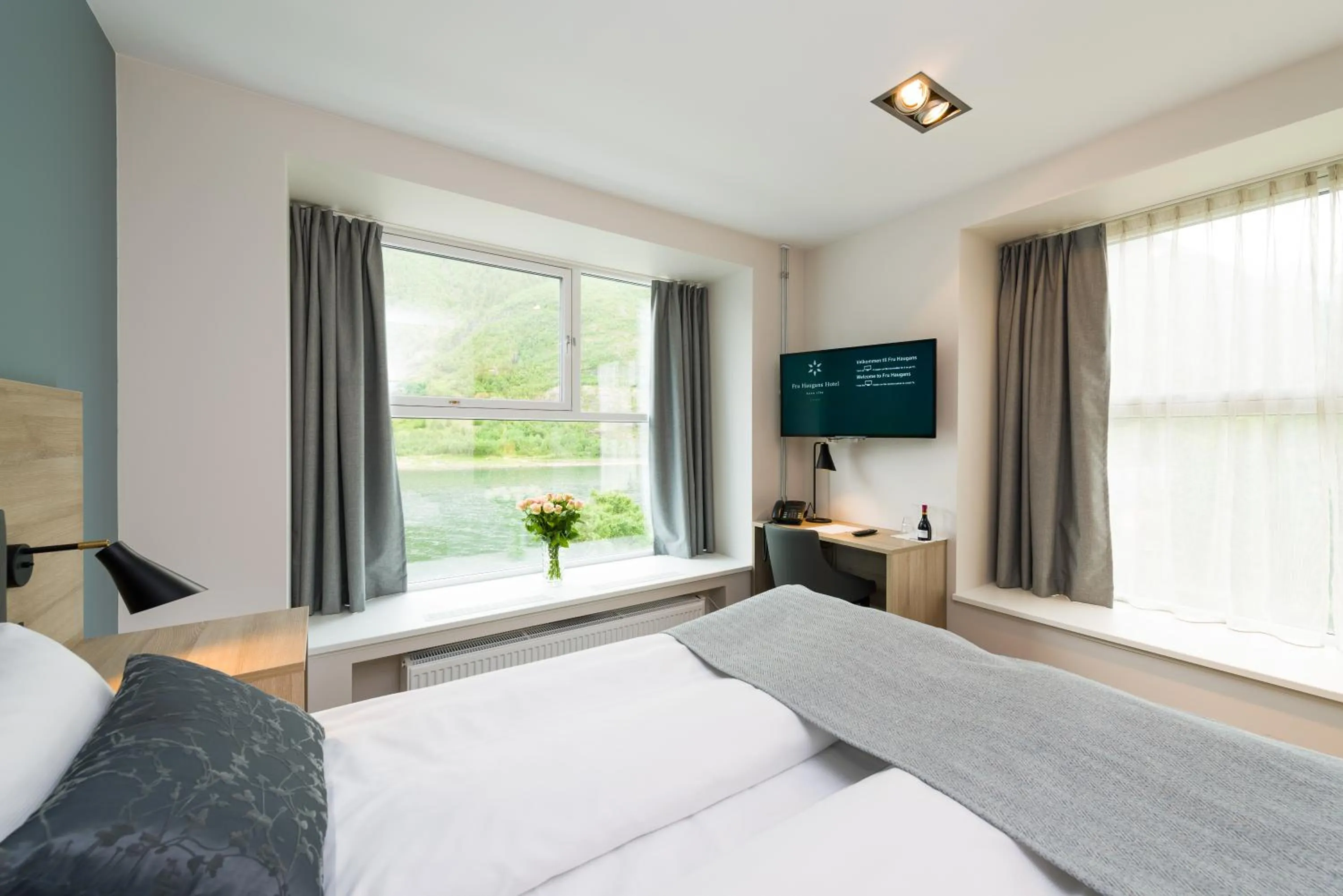 Day, Bed in Fru Haugans Hotel