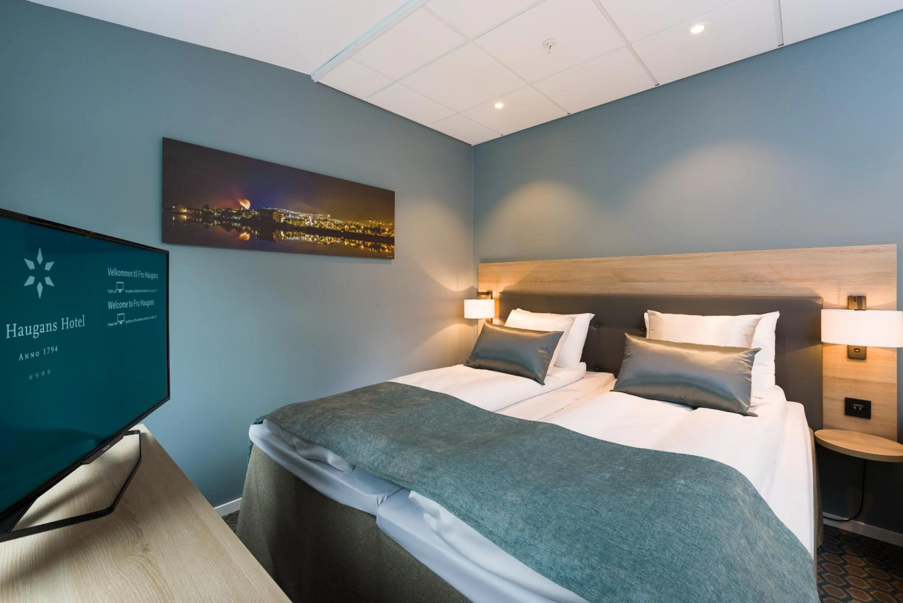 Photo of the whole room, Bed in Fru Haugans Hotel