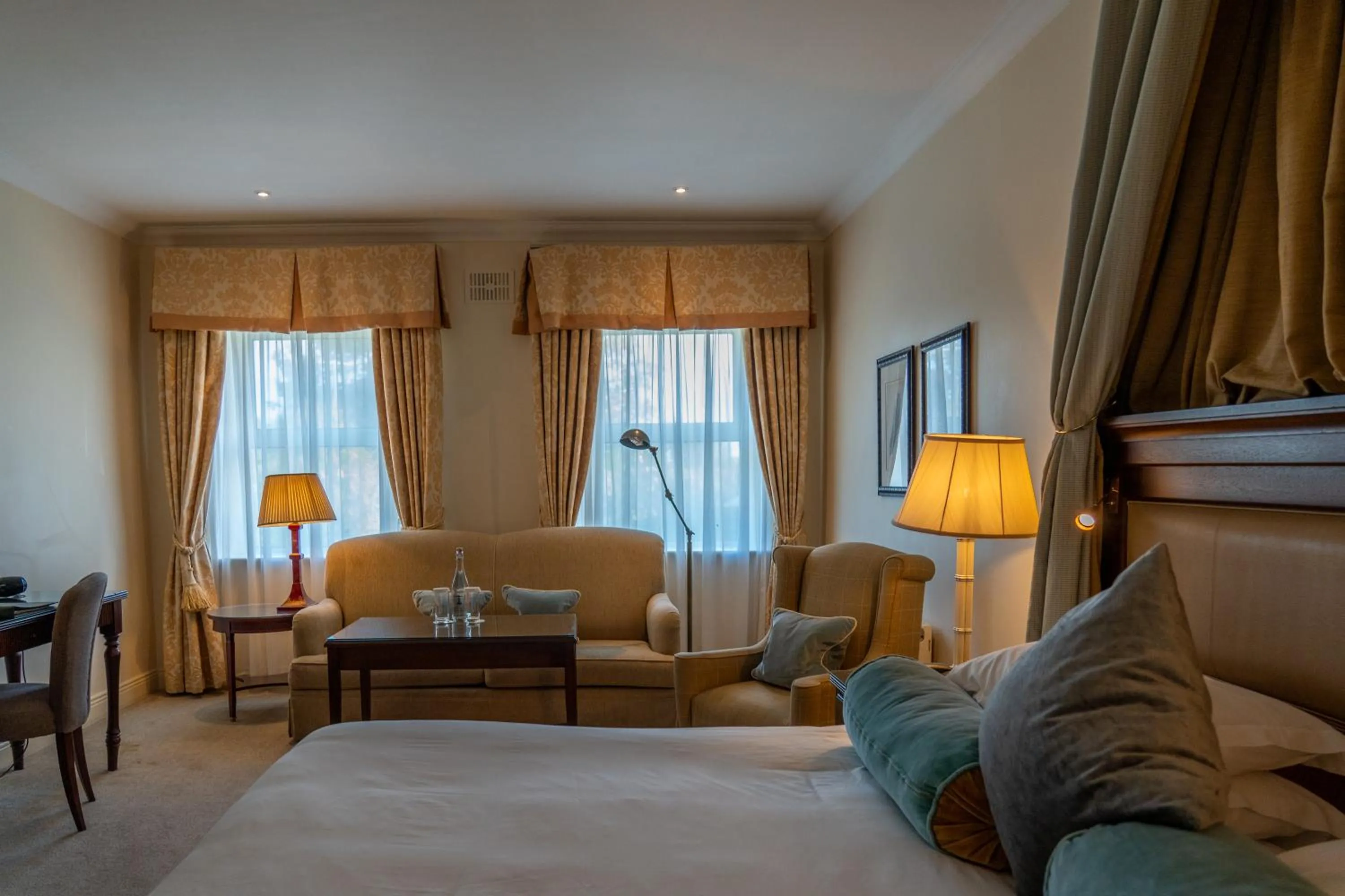 Seating area, Bed in The Keadeen Hotel