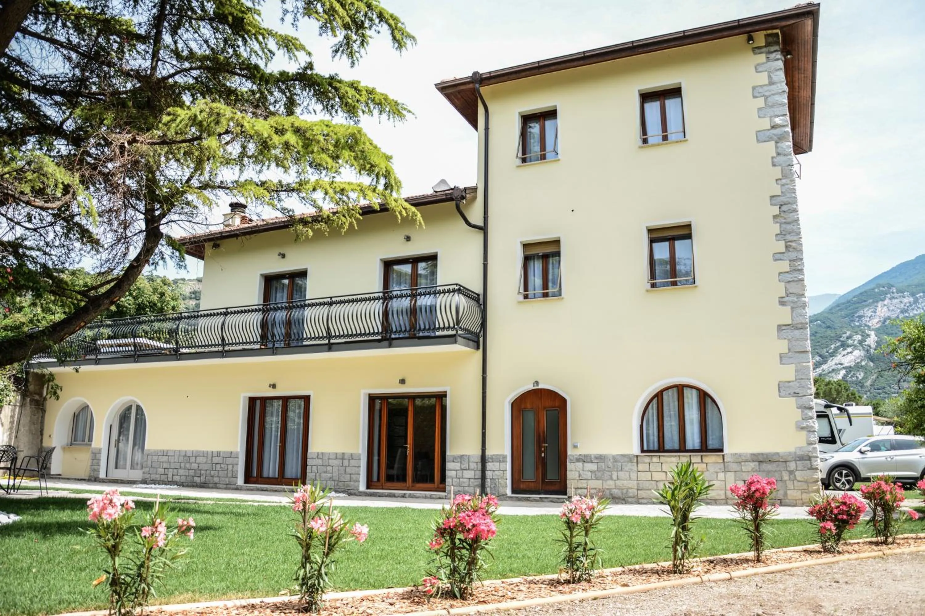 Facade/entrance in Villa Torbole