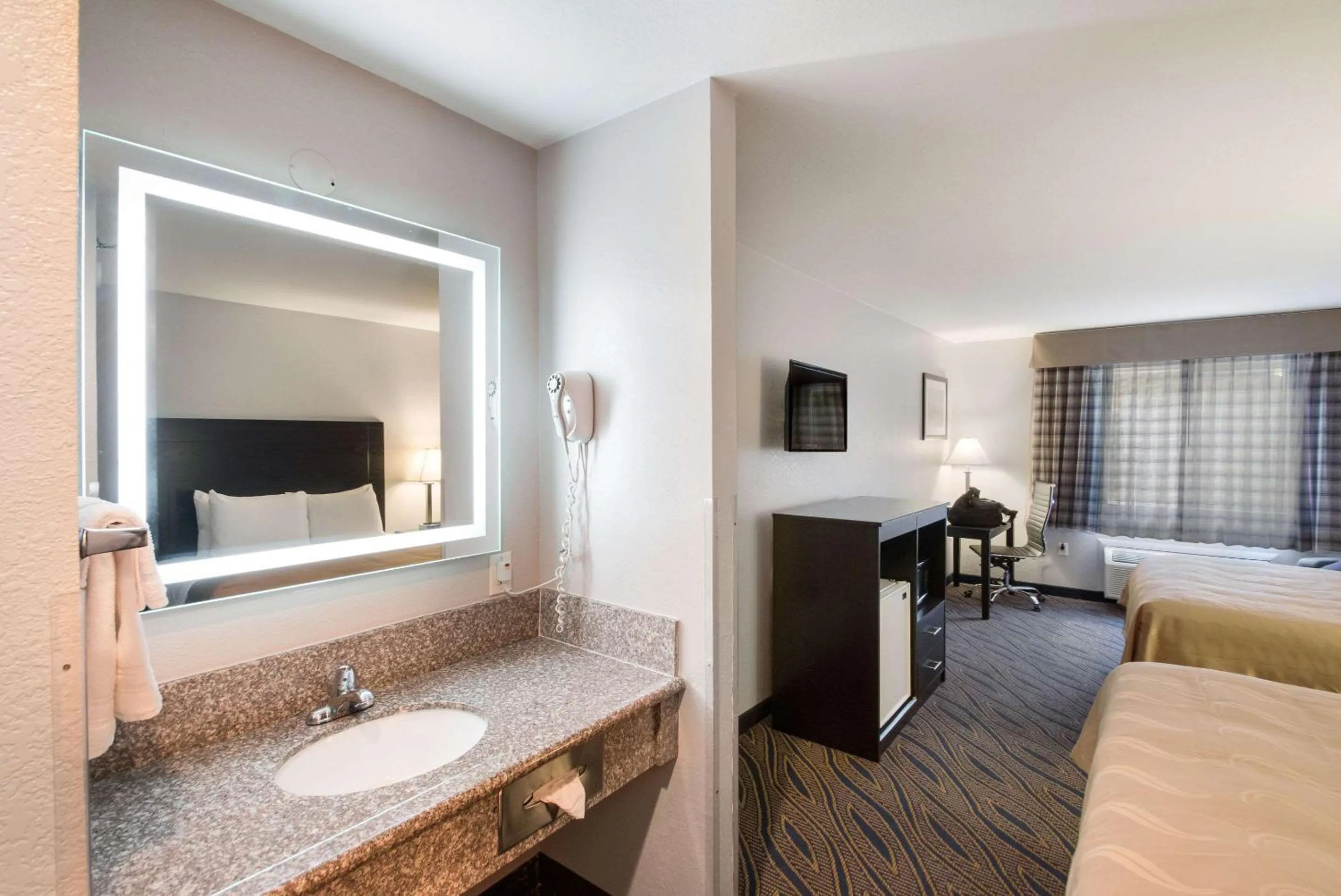Bathroom, Bed in Quality Inn Midvale - Salt Lake City South
