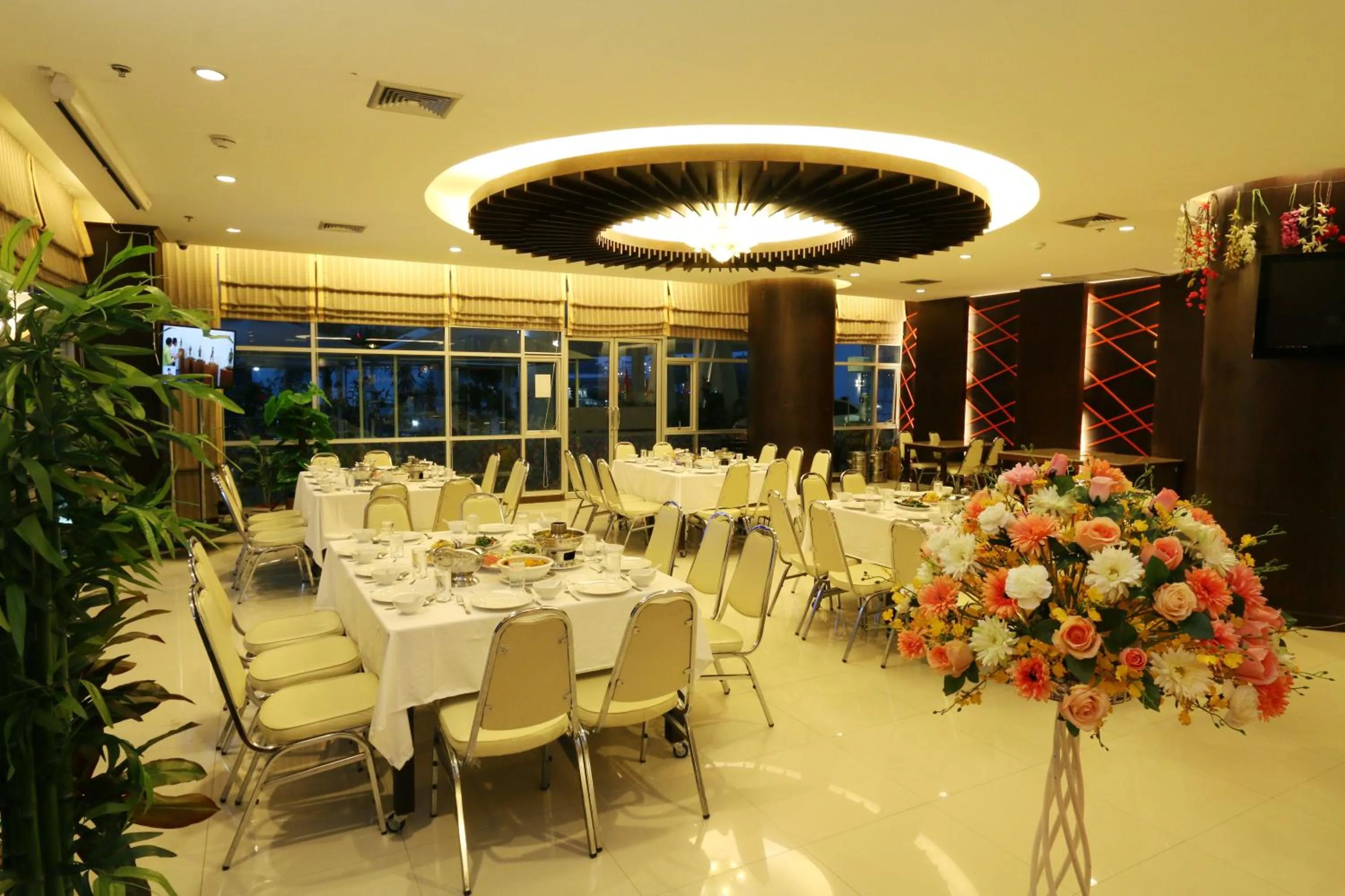 Restaurant/places to eat in Grande Southern Hotel