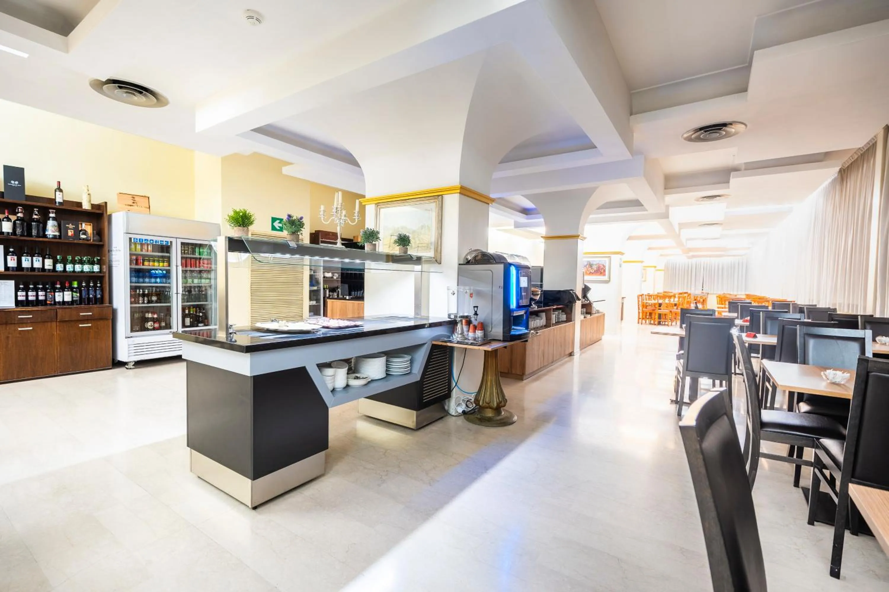 Restaurant/places to eat in Hotel Albatros