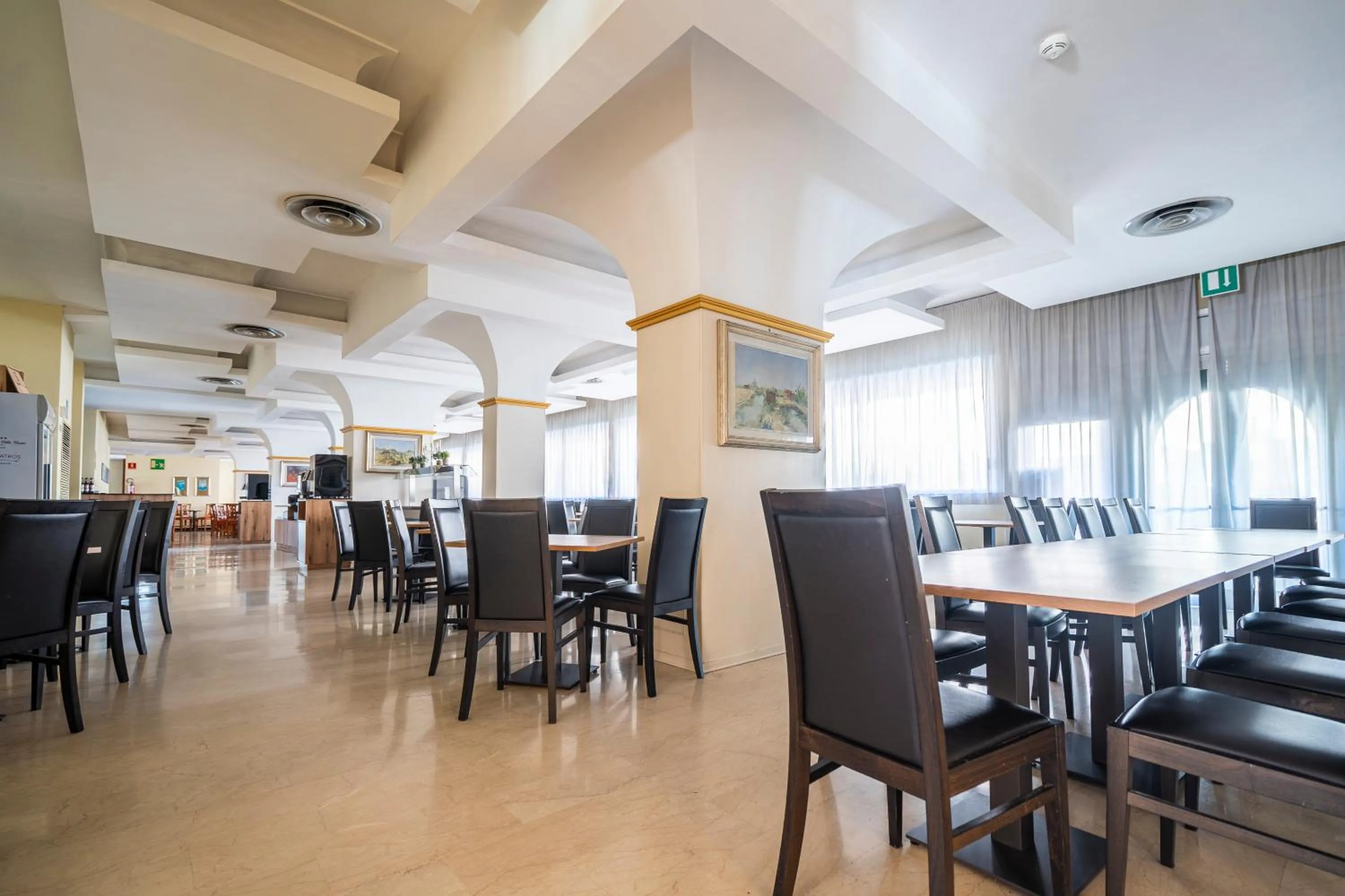 Restaurant/places to eat in Hotel Albatros